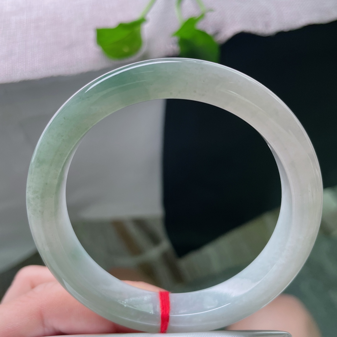 59.7/11.2/8.7，浅绿底正圈，水头好，质地温润细腻，百搭不张扬，一点皮纹，ss52897a