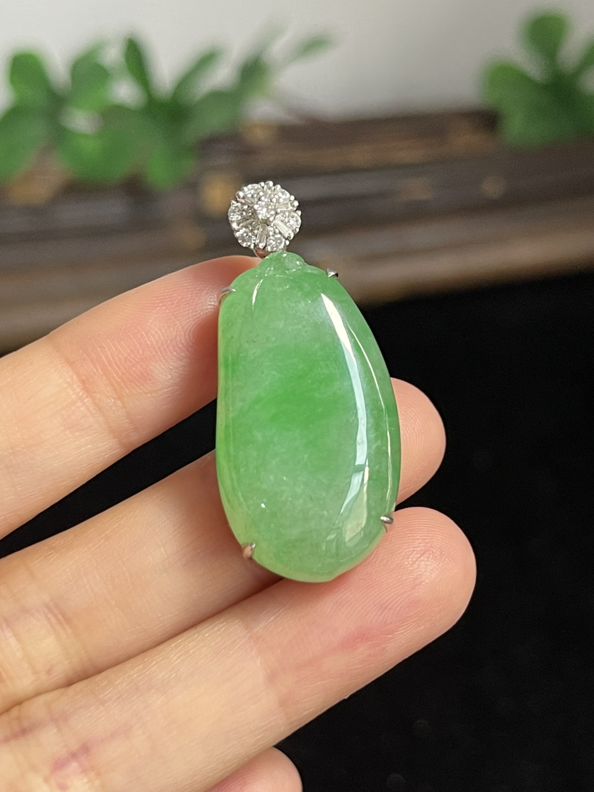 翡翠绿色福瓜，印记：Au750,伴钻石