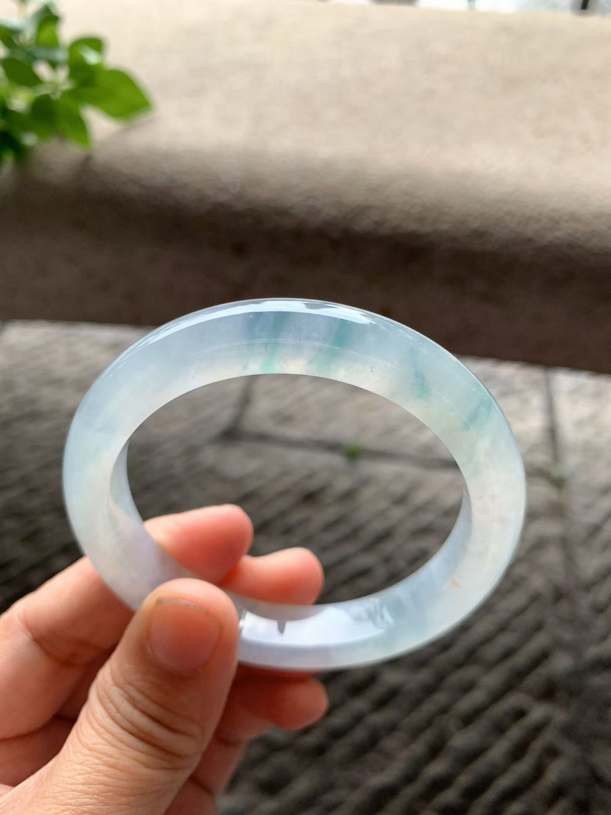 冰飘花正圈手镯尺寸56.5*10.5*9 老种，冰清透亮，水足充盈，起光起胶，花色灵动飘逸，微紫调