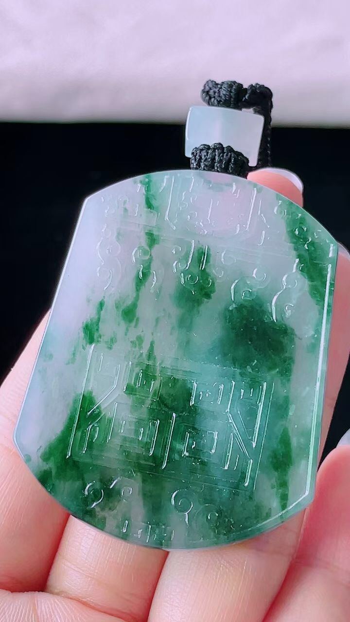 【翡翠名称】老种冰飘花复古无事牌吊坠挂件
【翡翠尺寸】52.2/41.2/5.5mm
【翡翠描述】宝贝种老水足，玉质细腻，色泽靓丽，性价比高，佩戴效果好！
【其它赠送】权威证书/精美挂绳盒子/支持全国复检