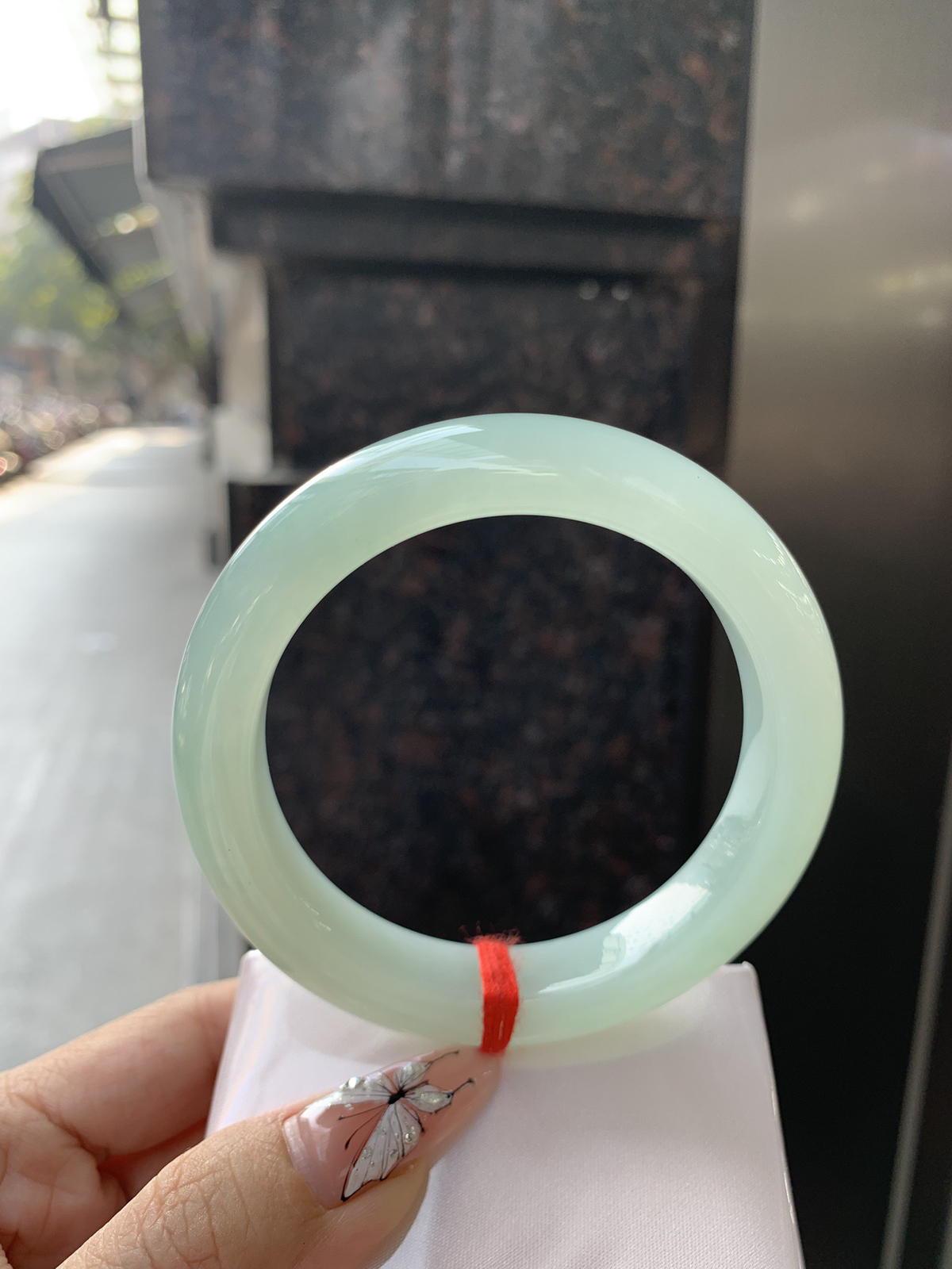 葡萄肉正圈，无暇。底妆冰润细腻，满圈葡萄肉甜美清新，鲜嫩多汁，水头好到快要溢出来