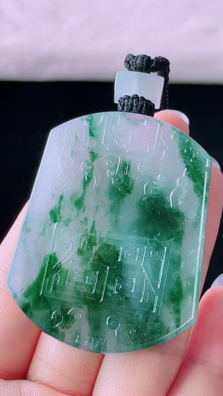 【翡翠名称】老种冰飘花复古无事牌吊坠挂件
【翡翠尺寸】52.2/41.2/5.5mm
【翡翠描述】宝