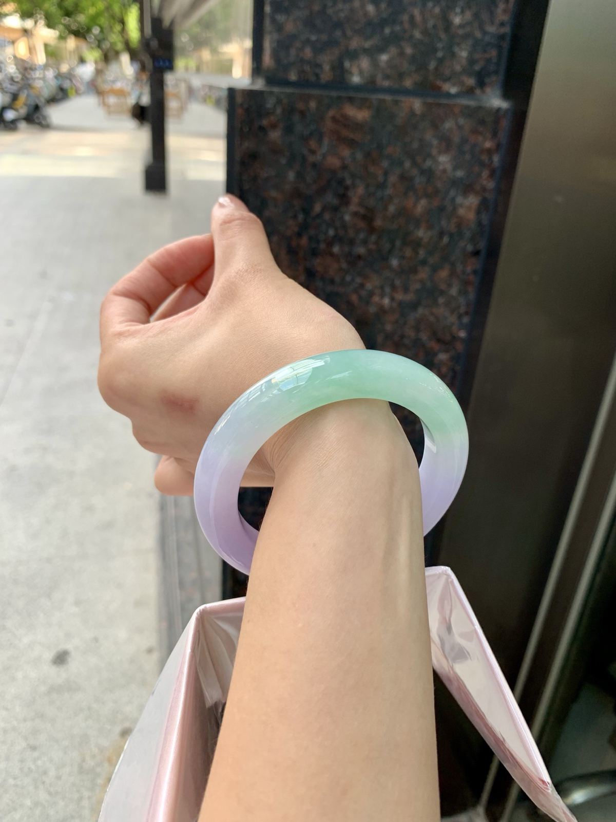 春彩正圈，腕间一段春，三分翠，七分霞。
那抹翠色，像凝住了一汪山涧水；
那片粉紫，又似揉碎了暮时云。
光一照，冰底漾起涟漪，
色根游走如墨痕化入