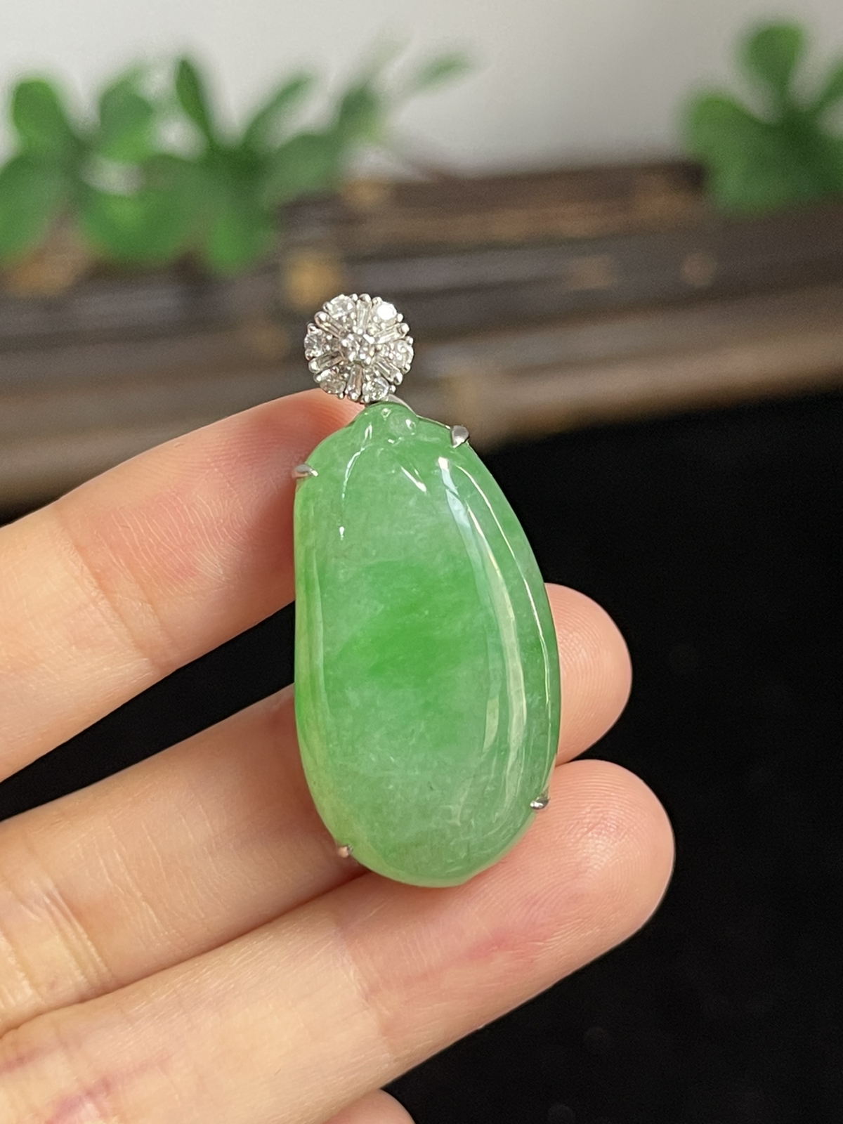 翡翠绿色福瓜，印记：Au750,伴钻石