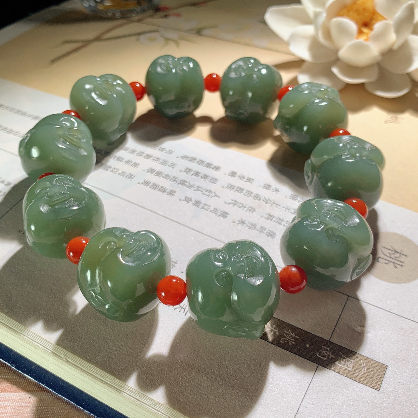 l新疆且末蓝佛引福来佛头手串。单颗尺寸20重117.5克 玉质细腻油润 底色纯净 脂粉好，品质好。lt260507