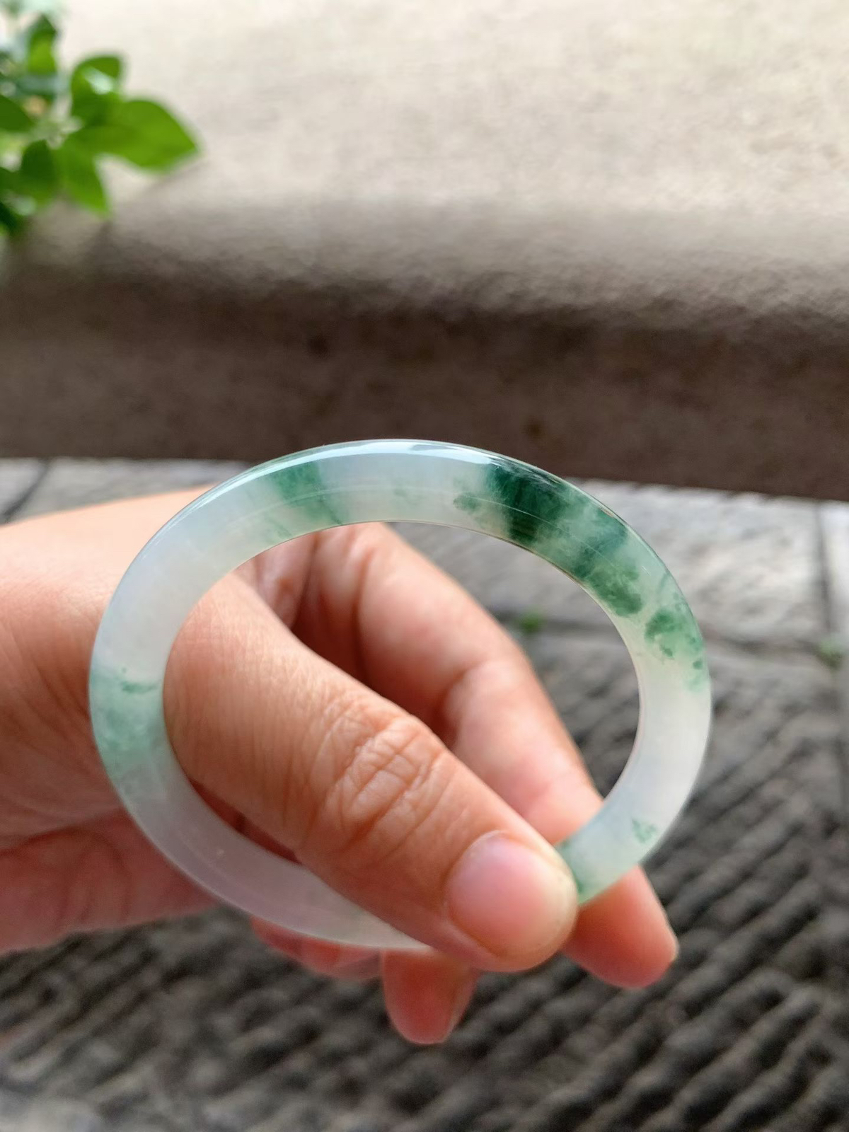 飘绿花圆条手镯尺寸53*7.5*7.8 老种通透，纯净细腻，水润光泽，绿花灵动飘逸，局部飘微黄翡，上手轻盈秀气！
