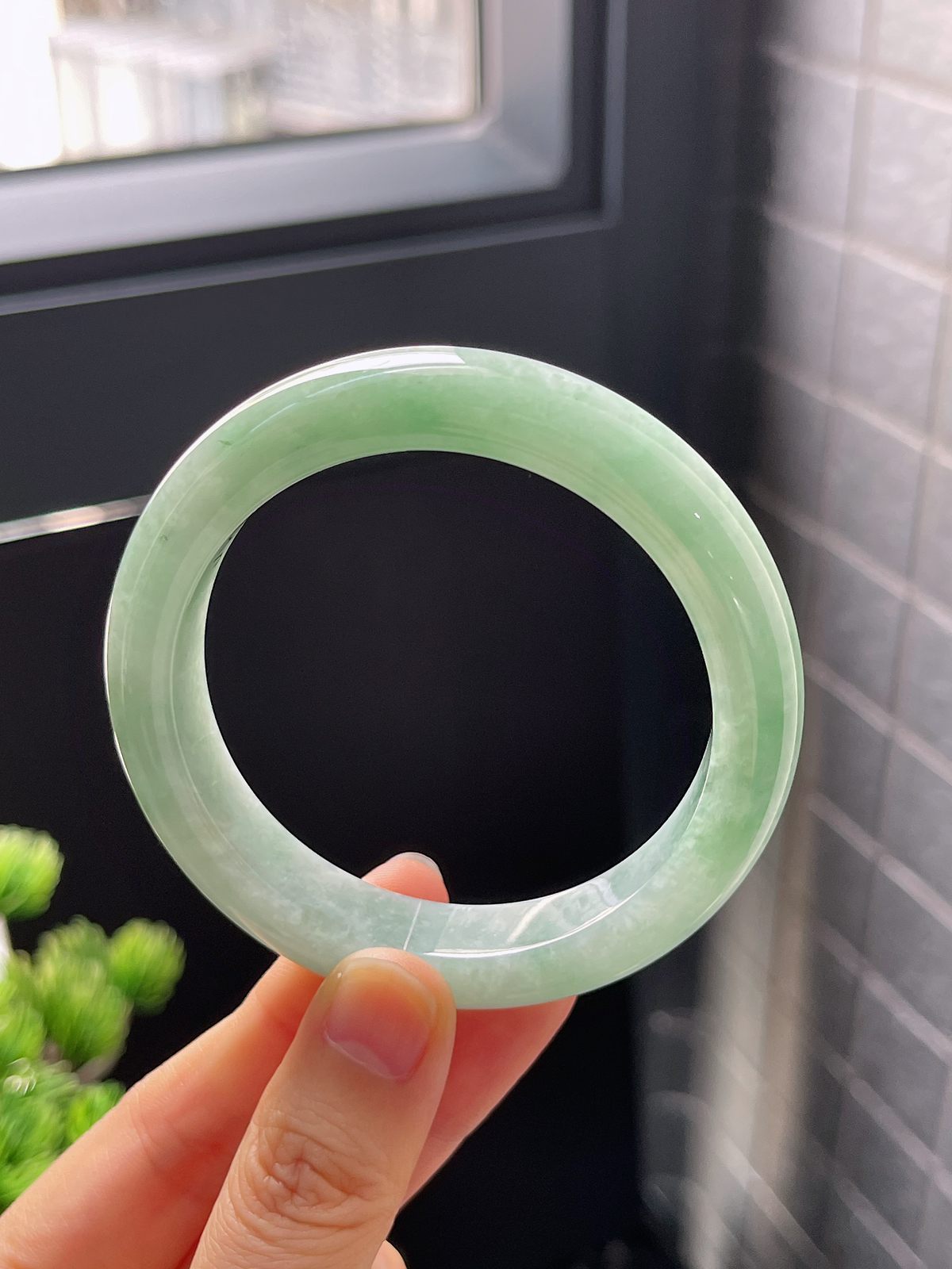 正圈54.2圈口，翡翠糯化种淡绿色手镯