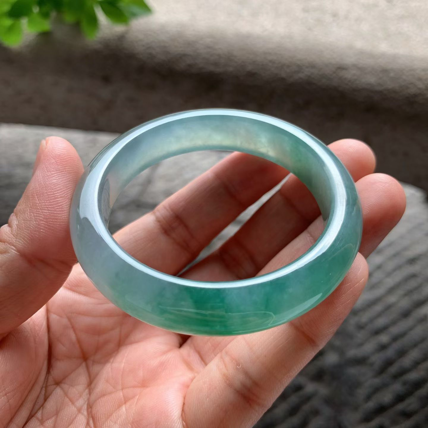 飘绿花正圈手镯尺寸52*12*8 老种通透，纯净细腻，胶润无比，花色灵动轻盈，漂亮水灵！