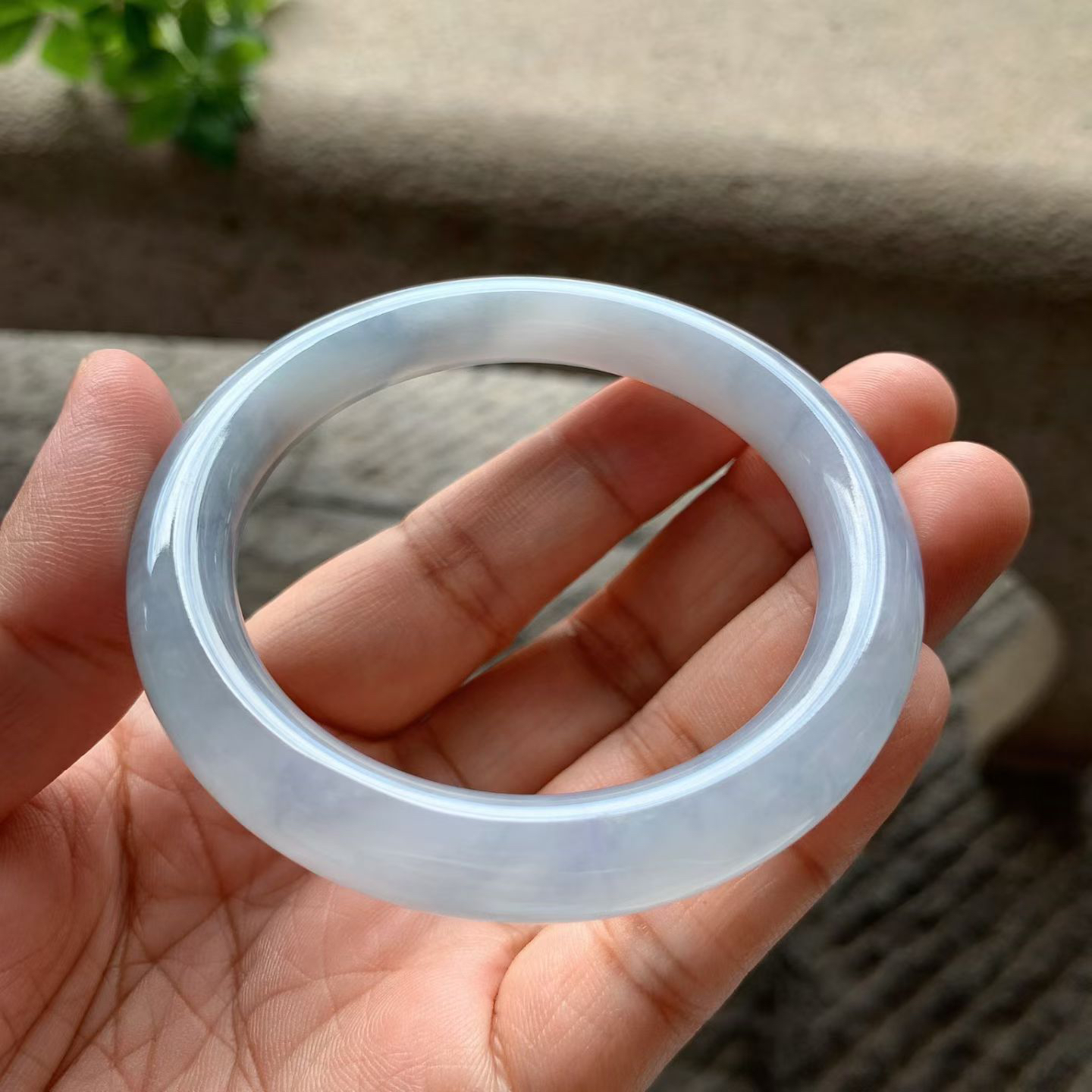 紫罗兰圆条手镯尺寸55.5*10*10 种质细腻，底子干净清爽，温润柔和，整体呈现淡蓝紫交融的清透感，光线变化下会呈现出微妙的色彩层次，时而偏冰白，时而显紫调，自带朦胧柔美的氛围感！