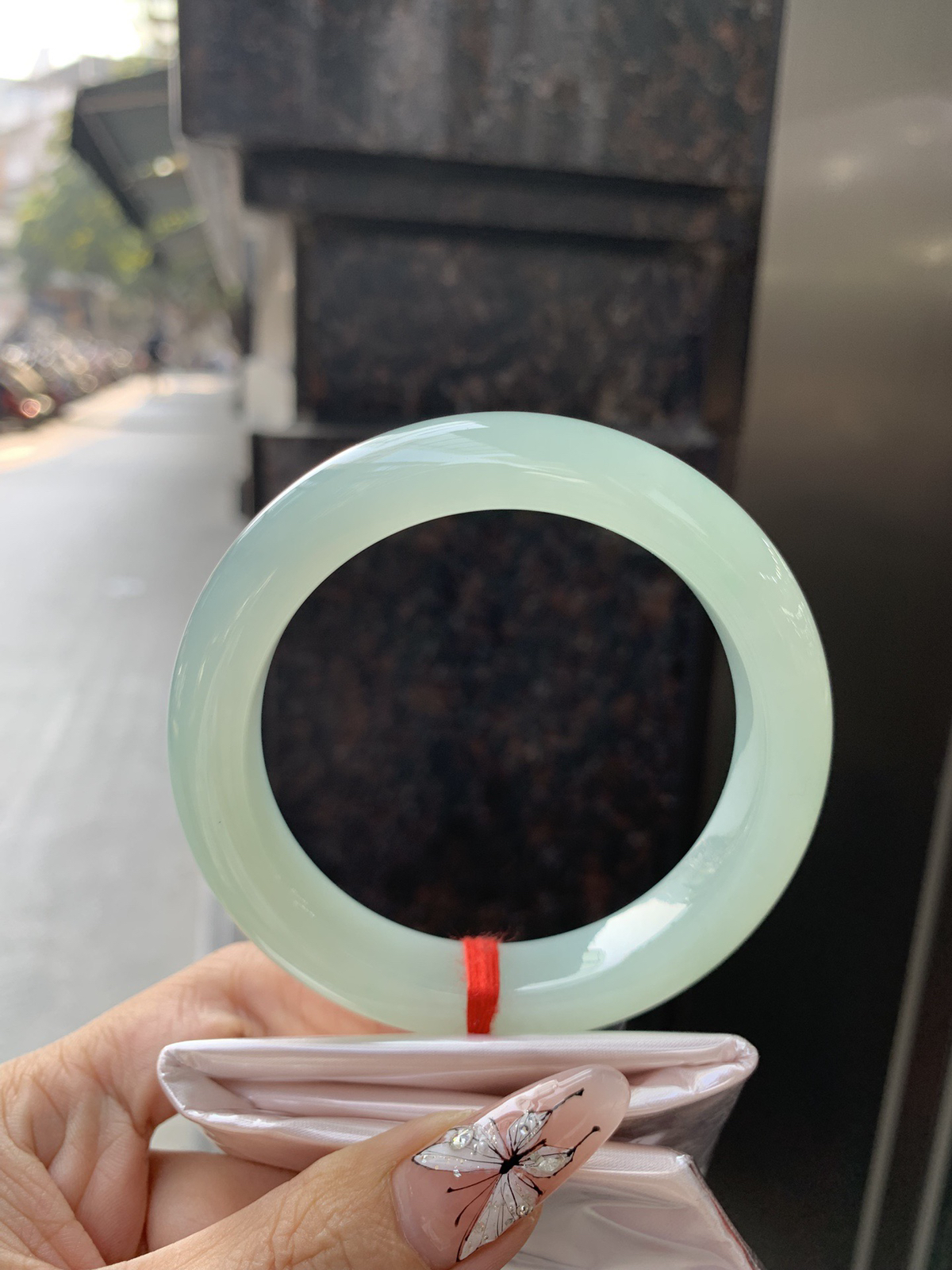 葡萄肉正圈，无暇。底妆冰润细腻，满圈葡萄肉甜美清新，鲜嫩多汁，水头好到快要溢出来