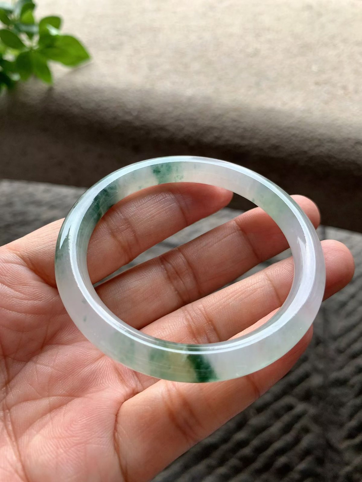 飘绿花圆条手镯尺寸53*7.5*7.8 老种通透，纯净细腻，水润光泽，绿花灵动飘逸，局部飘微黄翡，上手轻盈秀气！