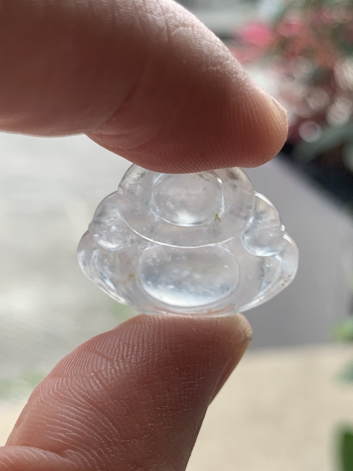 白冰弥勒佛公吊坠，裸石19.5*23.5*7 整体通透莹亮，胶感十足，光线穿透性极强，呈现出清透如水的玻璃光泽，底子干净细腻白皙。弥勒佛象征豁达乐观、福气满满、平安喜乐！