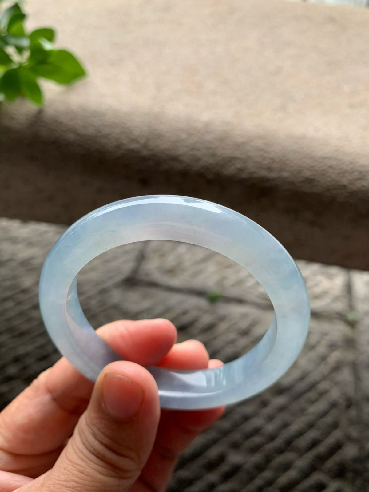 冰紫飘花正圈手镯尺寸54*11.5*8.5 老种通透，冰凝水足，胶感十足，底色柔和清冷，微花灵动飘逸，上手端庄大气！