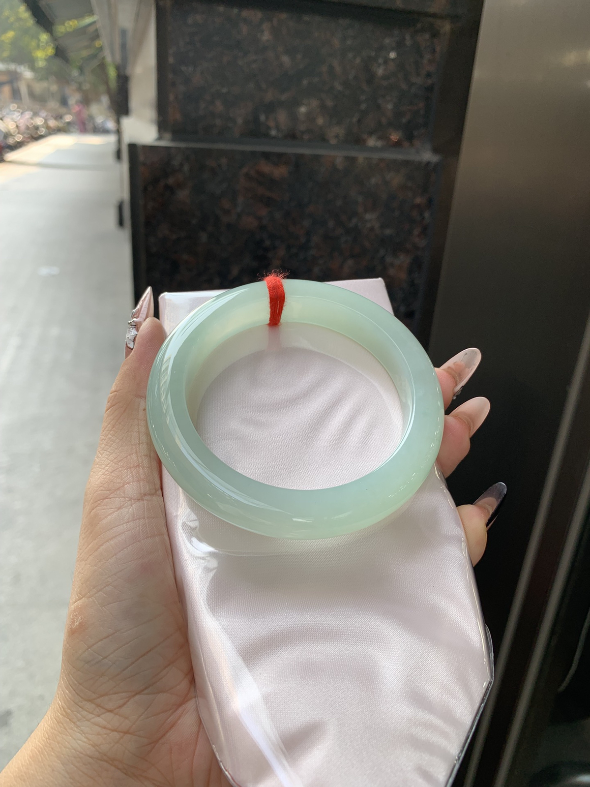 葡萄肉正圈，无暇。底妆冰润细腻，满圈葡萄肉甜美清新，鲜嫩多汁，水头好到快要溢出来