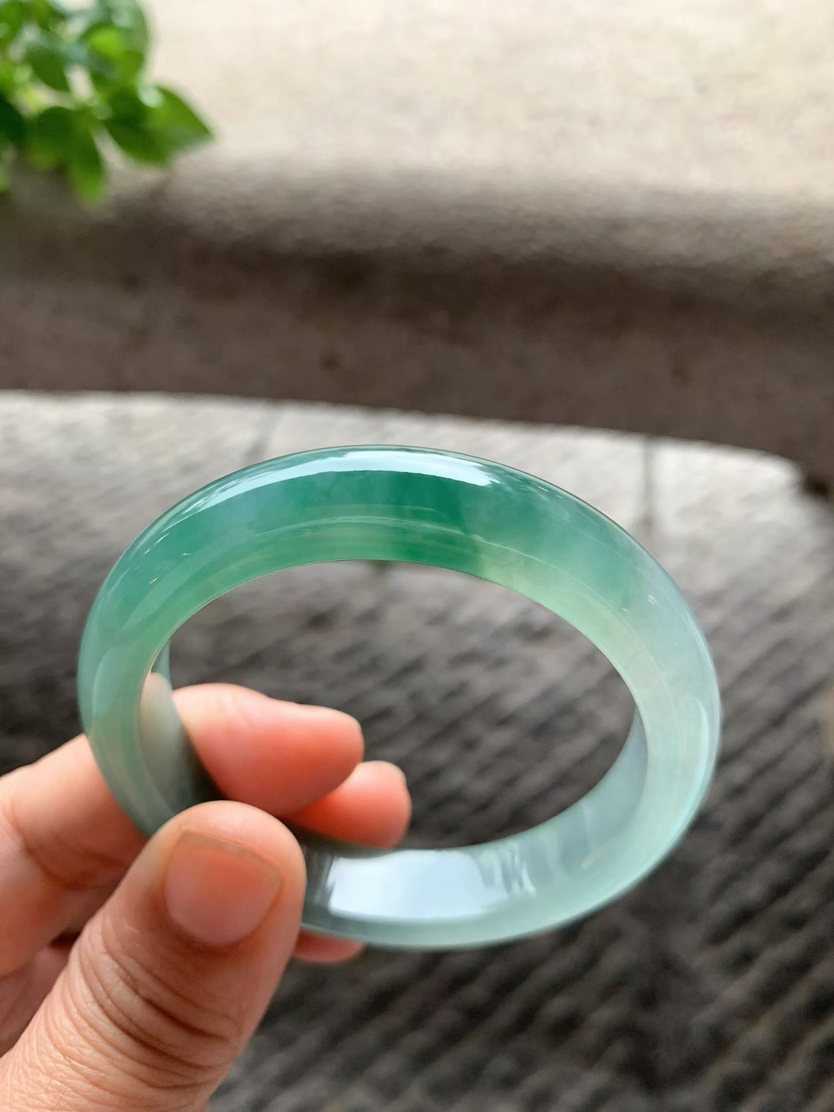 飘绿花正圈手镯尺寸52*12*8 老种通透，纯净细腻，胶润无比，花色灵动轻盈，漂亮水灵！