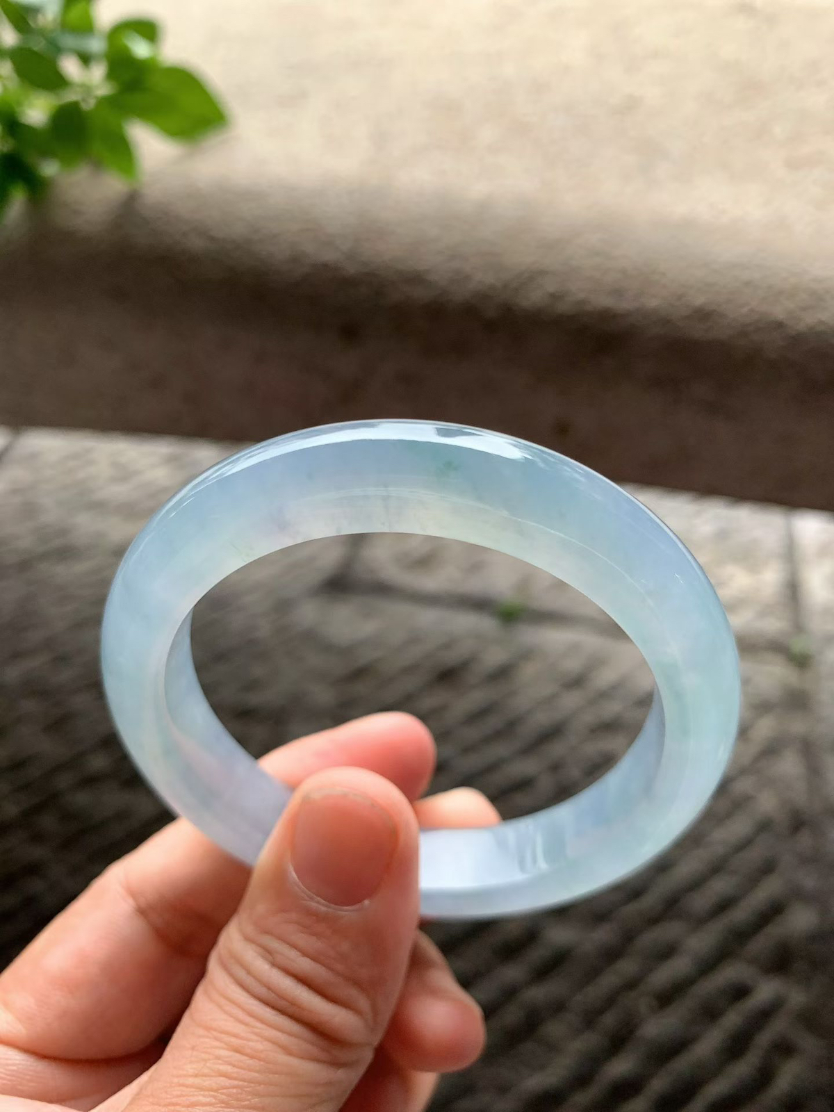 冰紫飘花正圈手镯尺寸54*11.5*8.5 老种通透，冰凝水足，胶感十足，底色柔和清冷，微花灵动飘