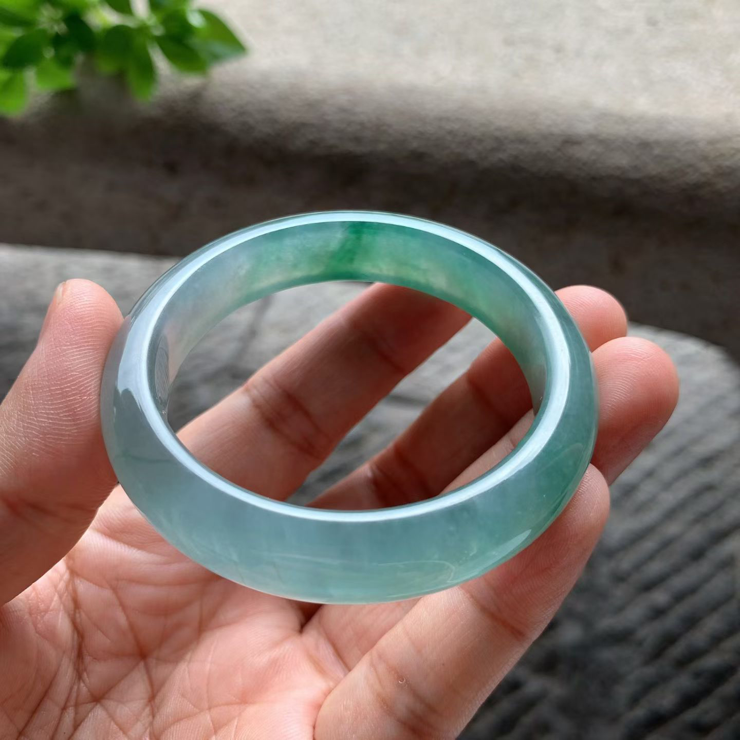 飘绿花正圈手镯尺寸52*12*8 老种通透，纯净细腻，胶润无比，花色灵动轻盈，漂亮水灵！
