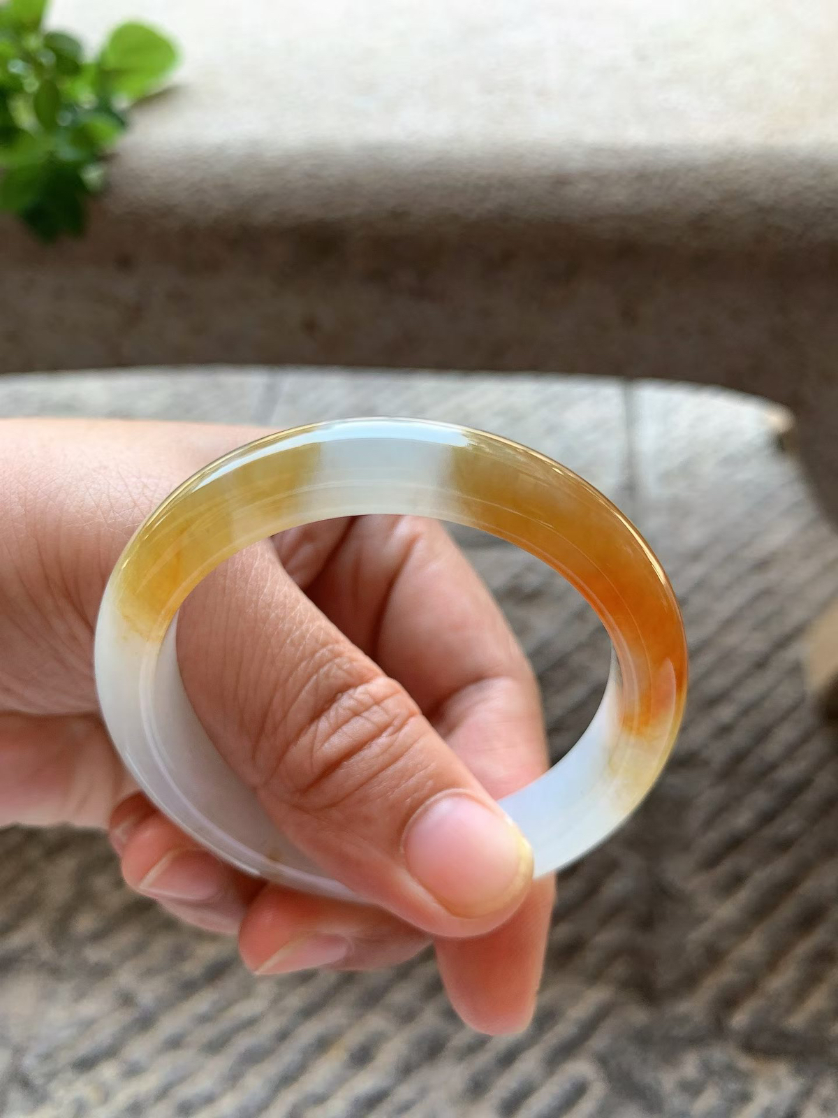 蜜糖黄翡正圈手镯尺寸50*11*7.5 种质细腻， 质地干净清爽，莹润光泽，色泽浓郁鲜亮，水头足，与冰白底色形成鲜明又和谐的对比，宛如天然晕染的“落霞”，也似流动的“蜜糖”，自带贵气感！