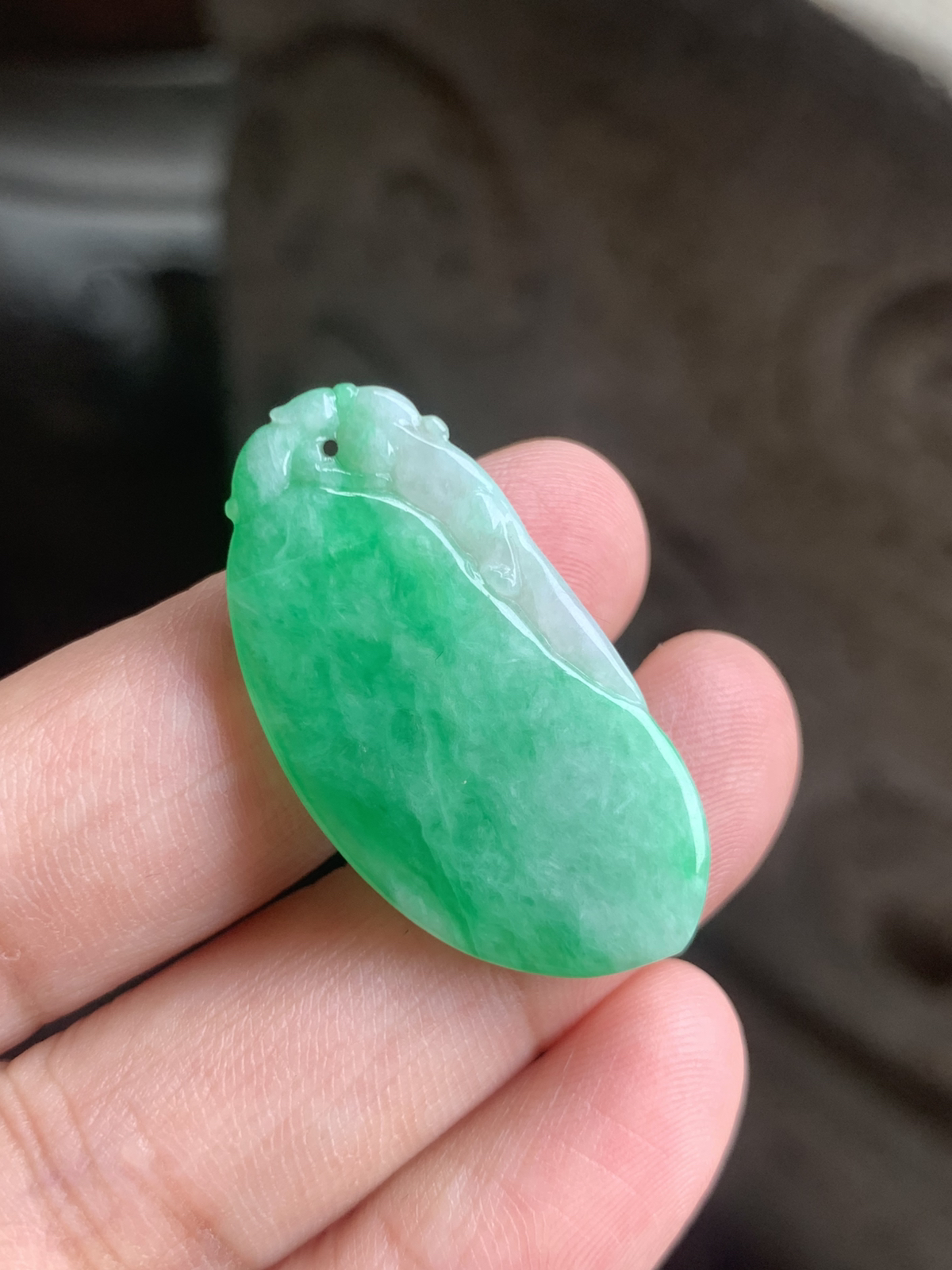 满绿福瓜吊坠尺寸35*18*4.5 种质细腻，釉洁水润，整体为浓郁的阳绿色，色泽鲜亮阳艳，绿得均匀饱满，水头足，明艳醒目，韵味十足。