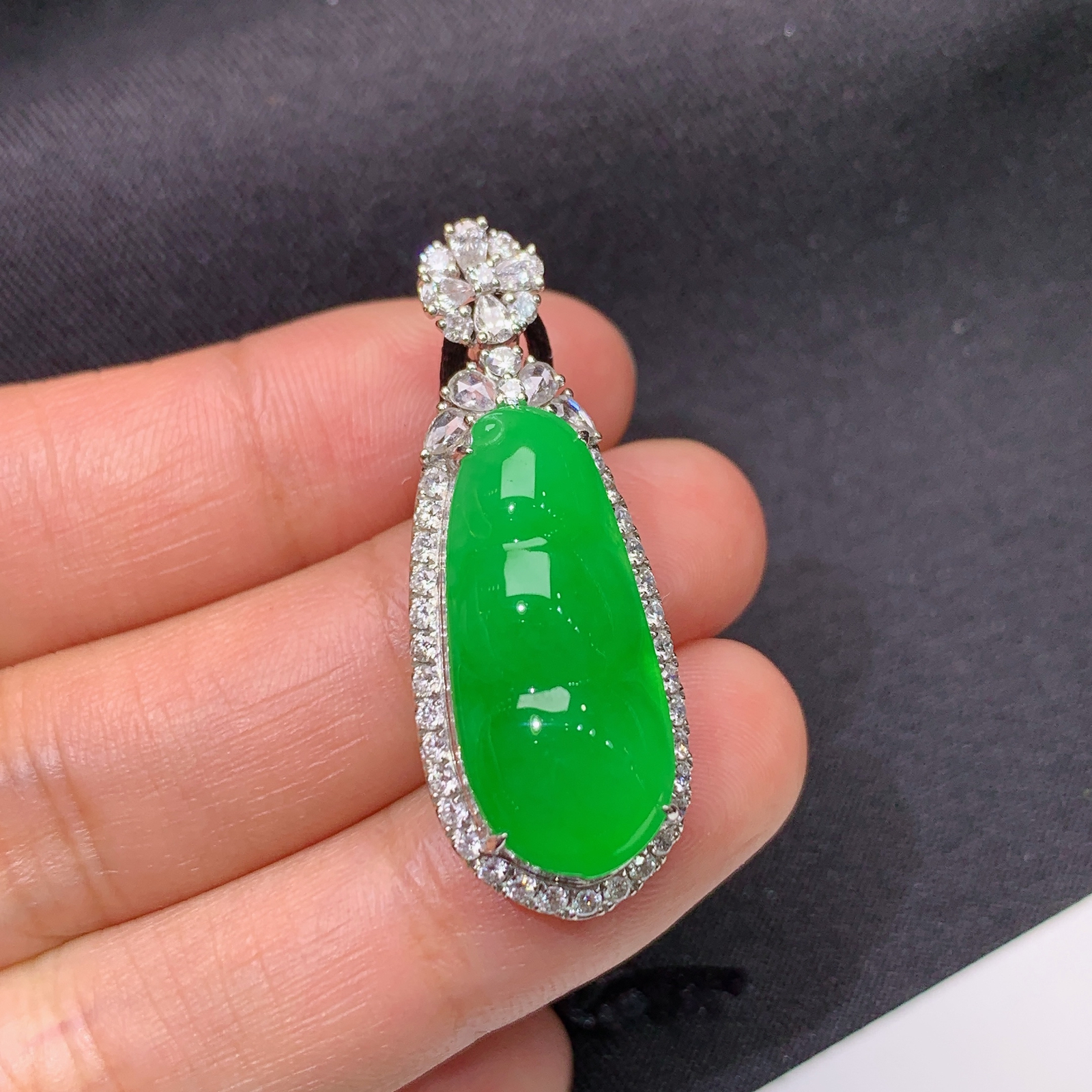冰阳绿福豆吊坠，18k金镶嵌，冰润色阳，玉质细腻，种水足 S1 尺寸35.8*13.6*10.3