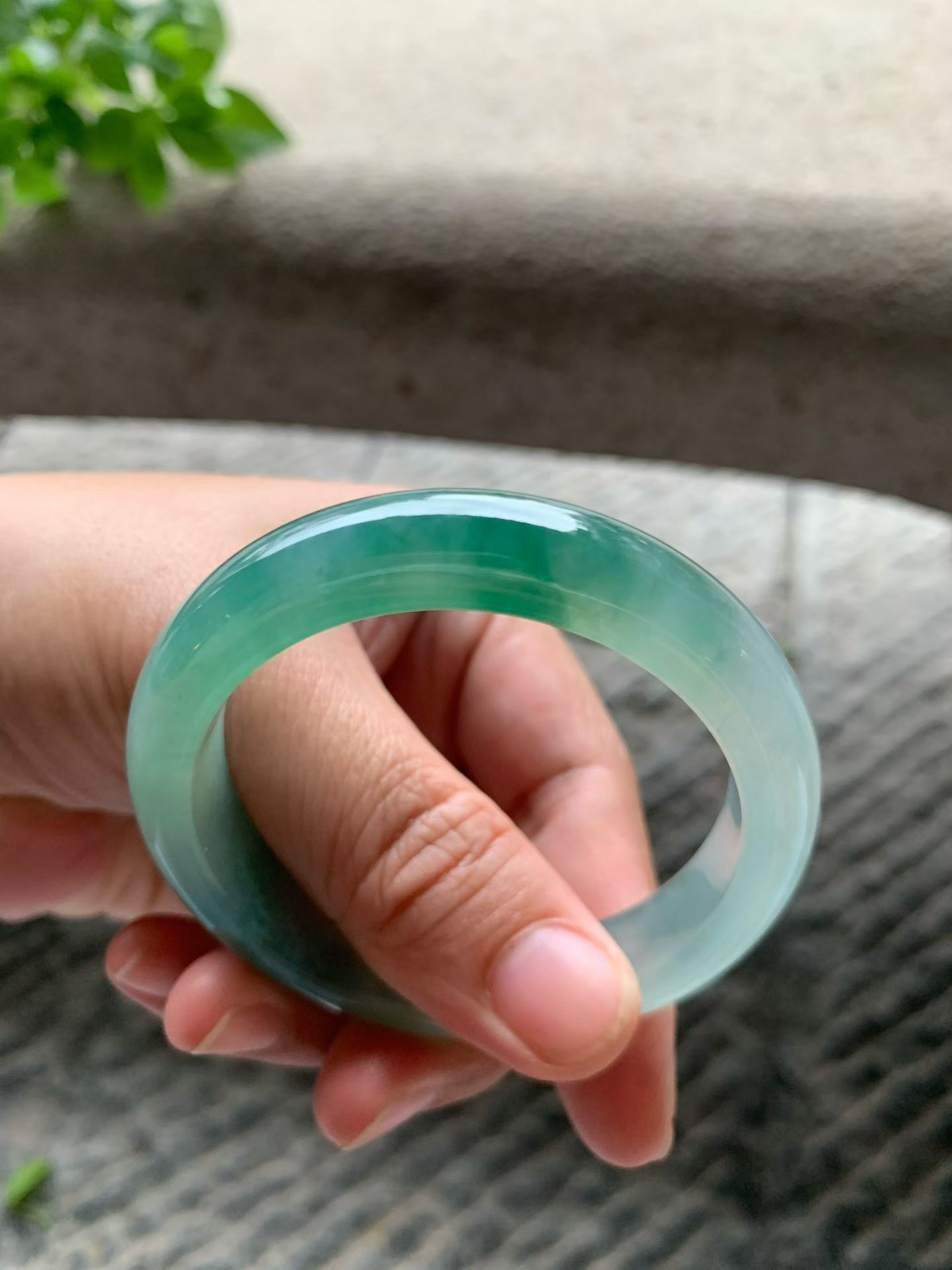 飘绿花正圈手镯尺寸52*12*8 老种通透，纯净细腻，胶润无比，花色灵动轻盈，漂亮水灵！
