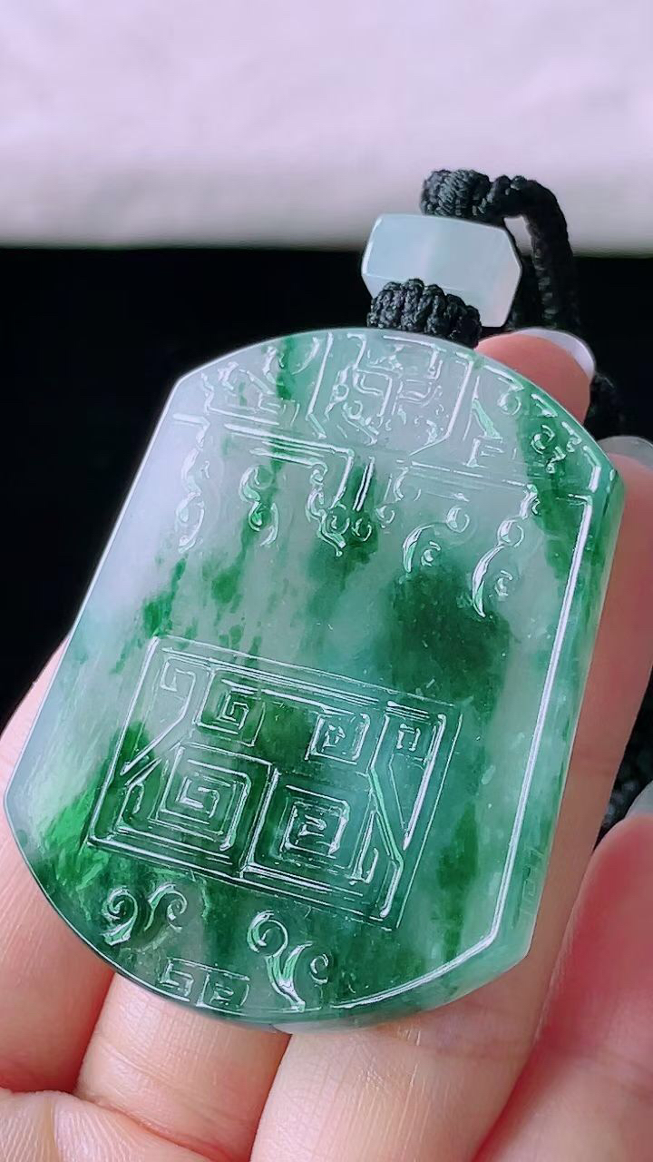 【翡翠名称】老种冰飘花复古无事牌吊坠挂件
【翡翠尺寸】52.2/41.2/5.5mm
【翡翠描述】宝