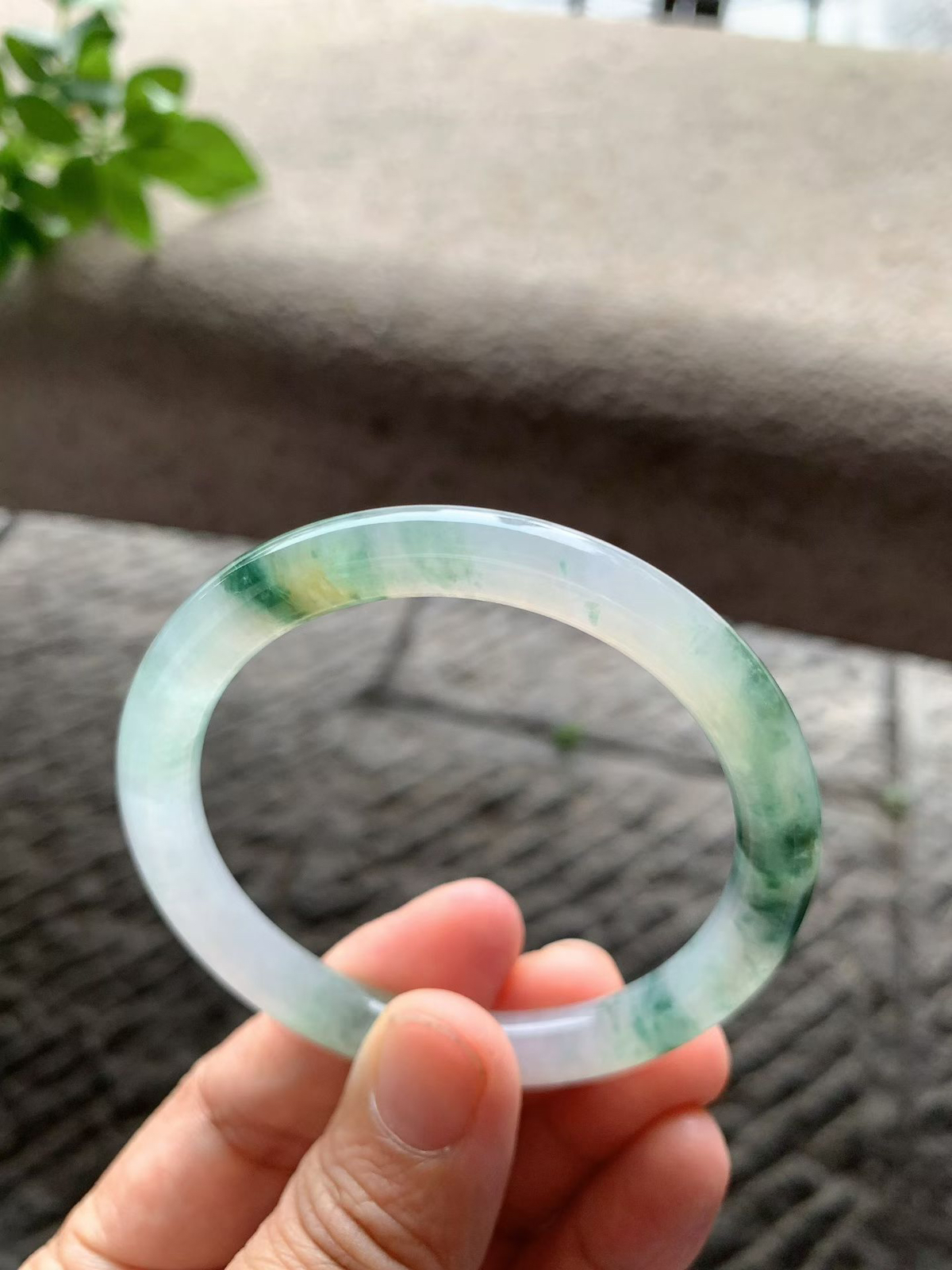 飘绿花圆条手镯尺寸53*7.5*7.8 老种通透，纯净细腻，水润光泽，绿花灵动飘逸，局部飘微黄翡，上手轻盈秀气！