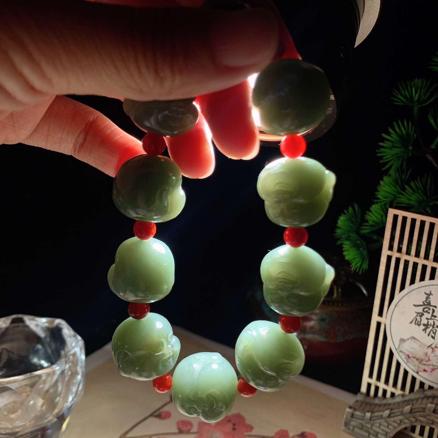 l新疆且末蓝佛引福来佛头手串。单颗尺寸20重117.5克 玉质细腻油润 底色纯净 脂粉好，品质好。lt260507