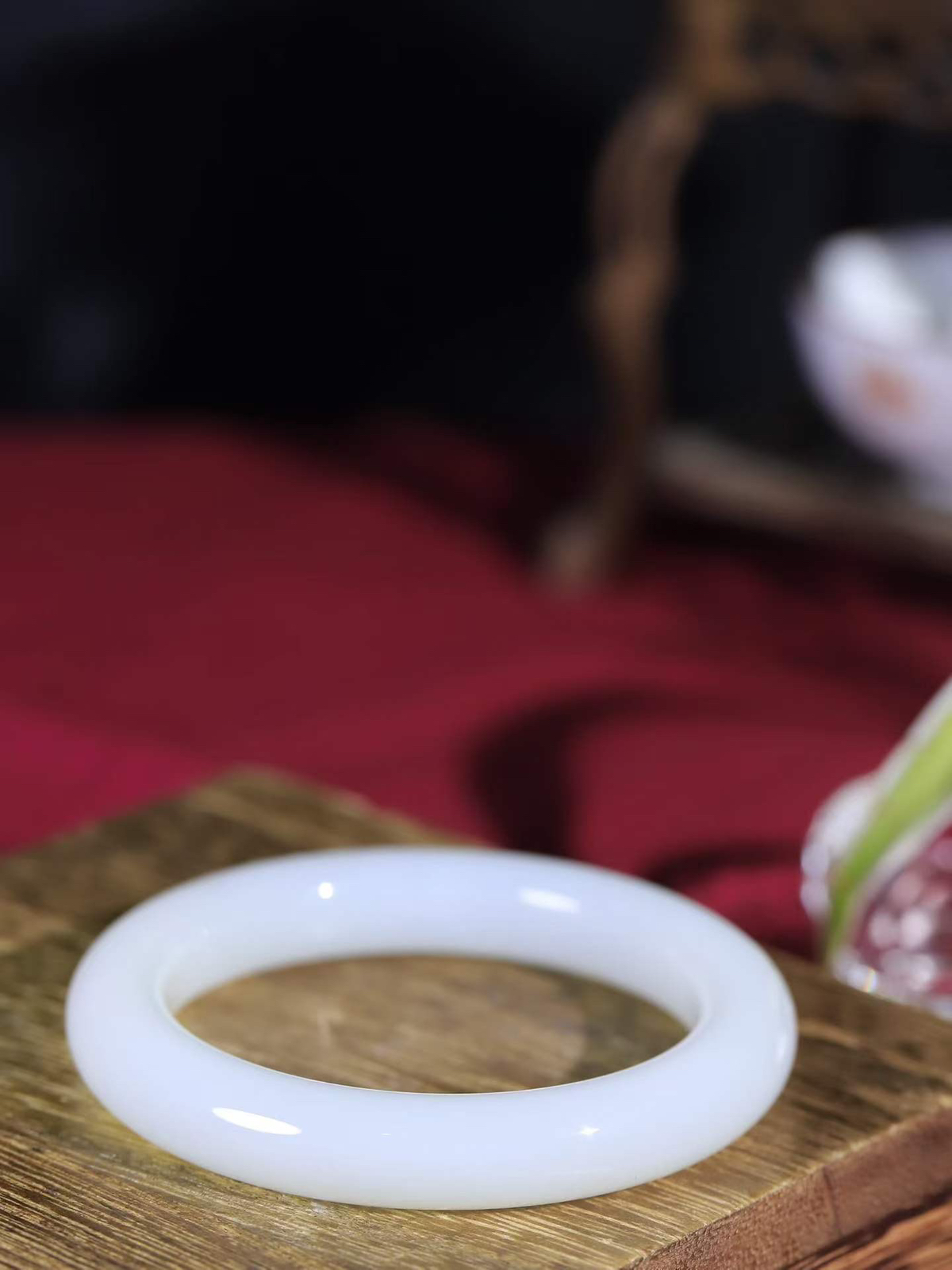 （一见倾心.手镯）

精品️和田玉白玉手镯，玉质温润细腻 油性十足 手感舒适，高华雅逸，线条流畅，