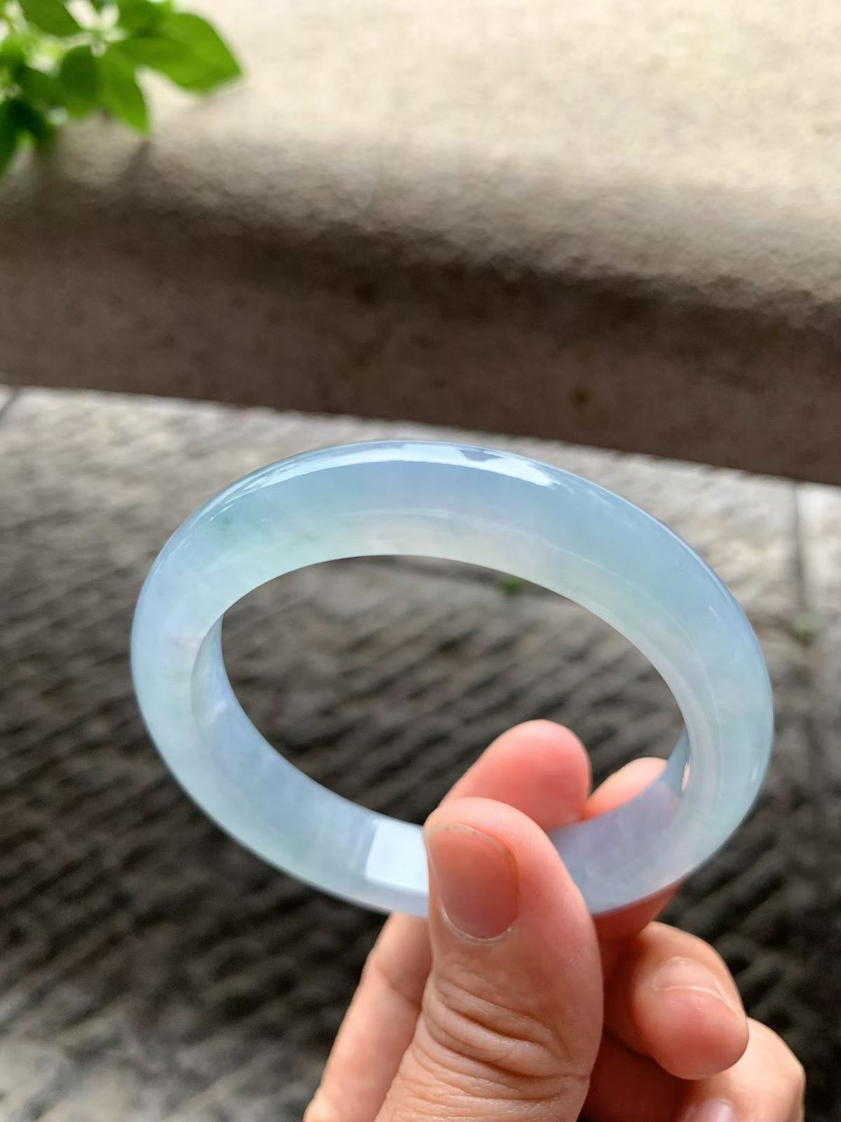 冰紫飘花正圈手镯尺寸54*11.5*8.5 老种通透，冰凝水足，胶感十足，底色柔和清冷，微花灵动飘逸，上手端庄大气！