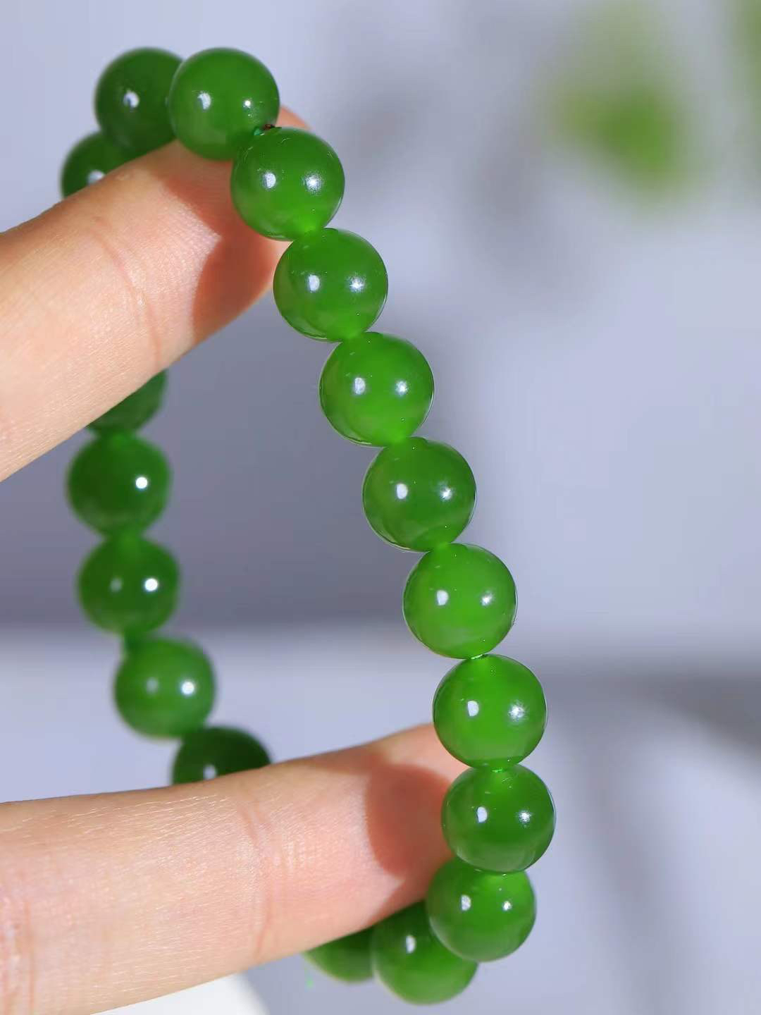 【珠圆玉润.手串】

精品️和田玉碧玉珠圆玉润手串 玉质温润细腻  整串打磨圆润，佩戴舒适。珠珠落玉盘，间关莺语花底滑，一生美好时光，无论身在何处，都有它相伴相守。事事顺遂，幸福美满，吉祥如意。重26.7克 尺寸取一9.5mm  FDA-2250733