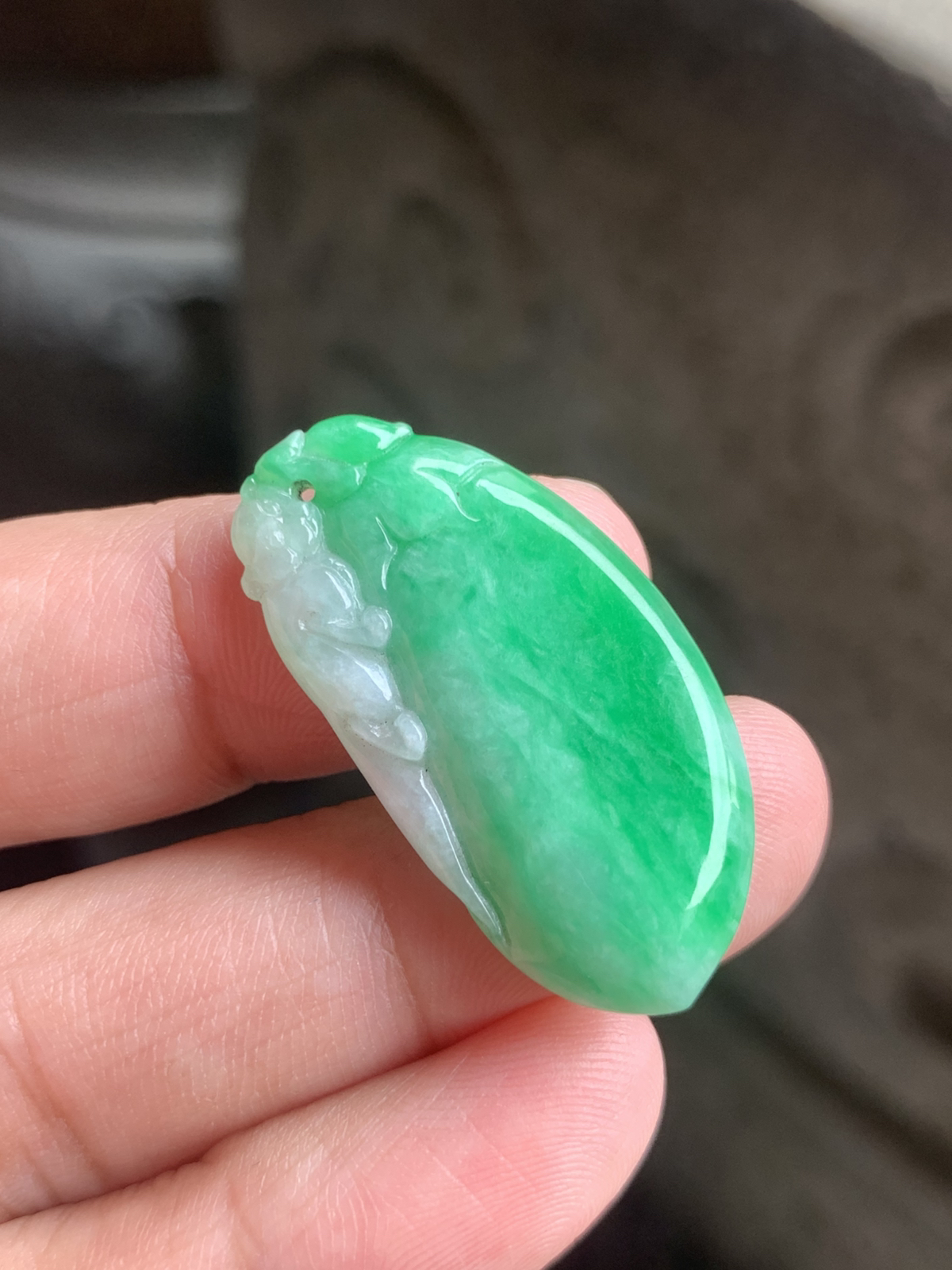 满绿福瓜吊坠尺寸35*18*4.5 种质细腻，釉洁水润，整体为浓郁的阳绿色，色泽鲜亮阳艳，绿得均匀饱满，水头足，明艳醒目，韵味十足。