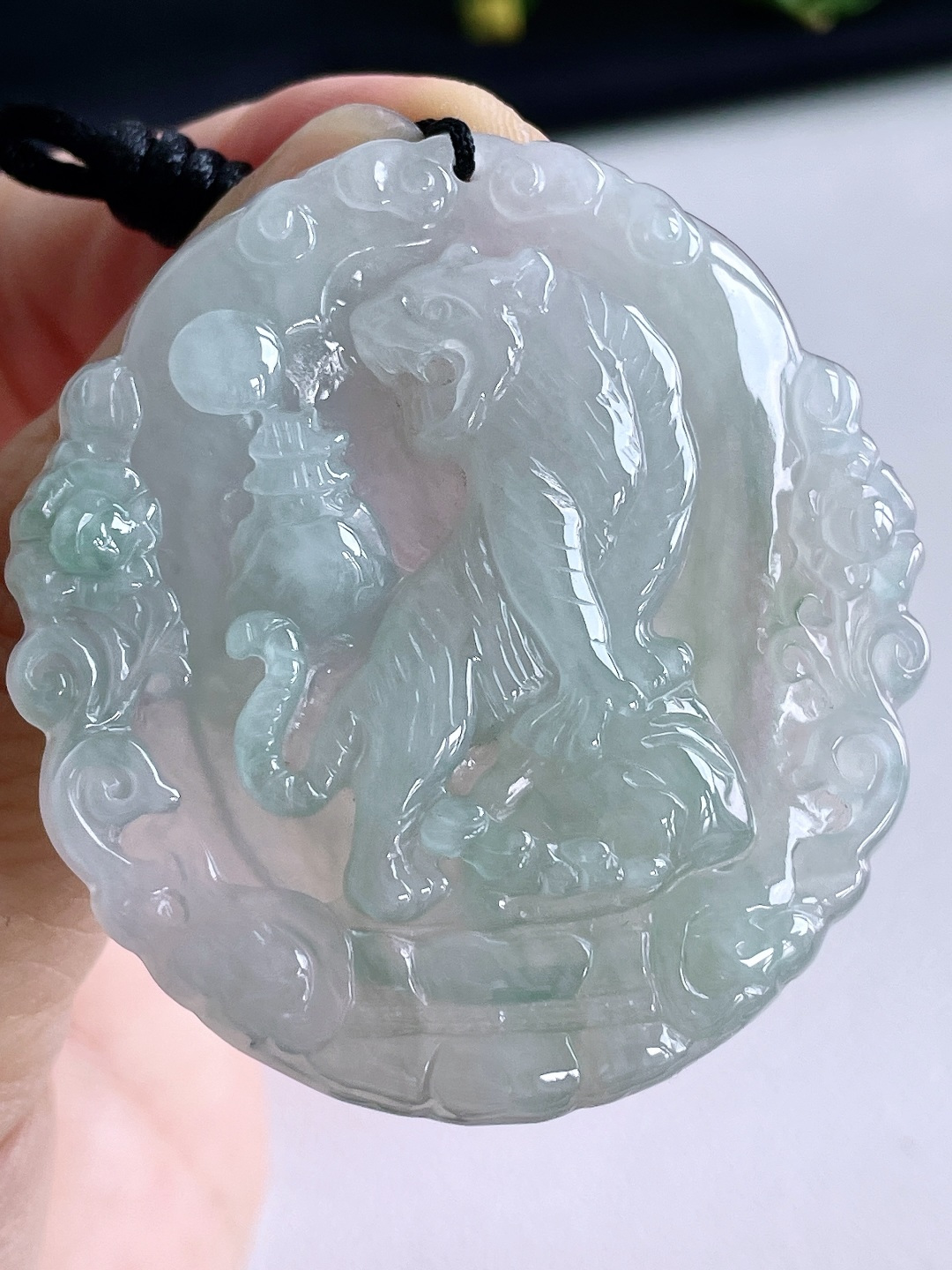 冰晴水生肖虎上山虎牌吊坠，缅甸，无裂，性比高，尺寸52.8/48.4/5.6，重量23.4克