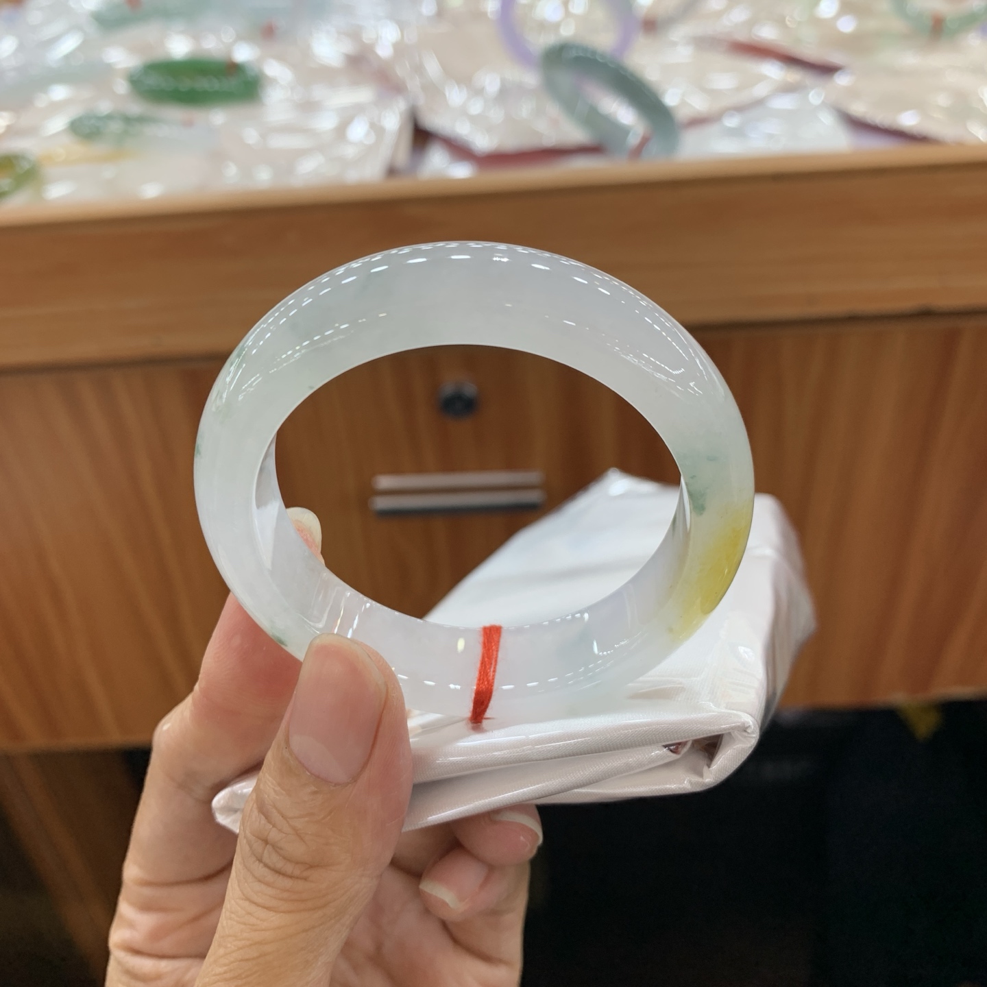 050636LJ，冰黄翡飘花正圈翡翠手镯，51.6/13.5/8.2