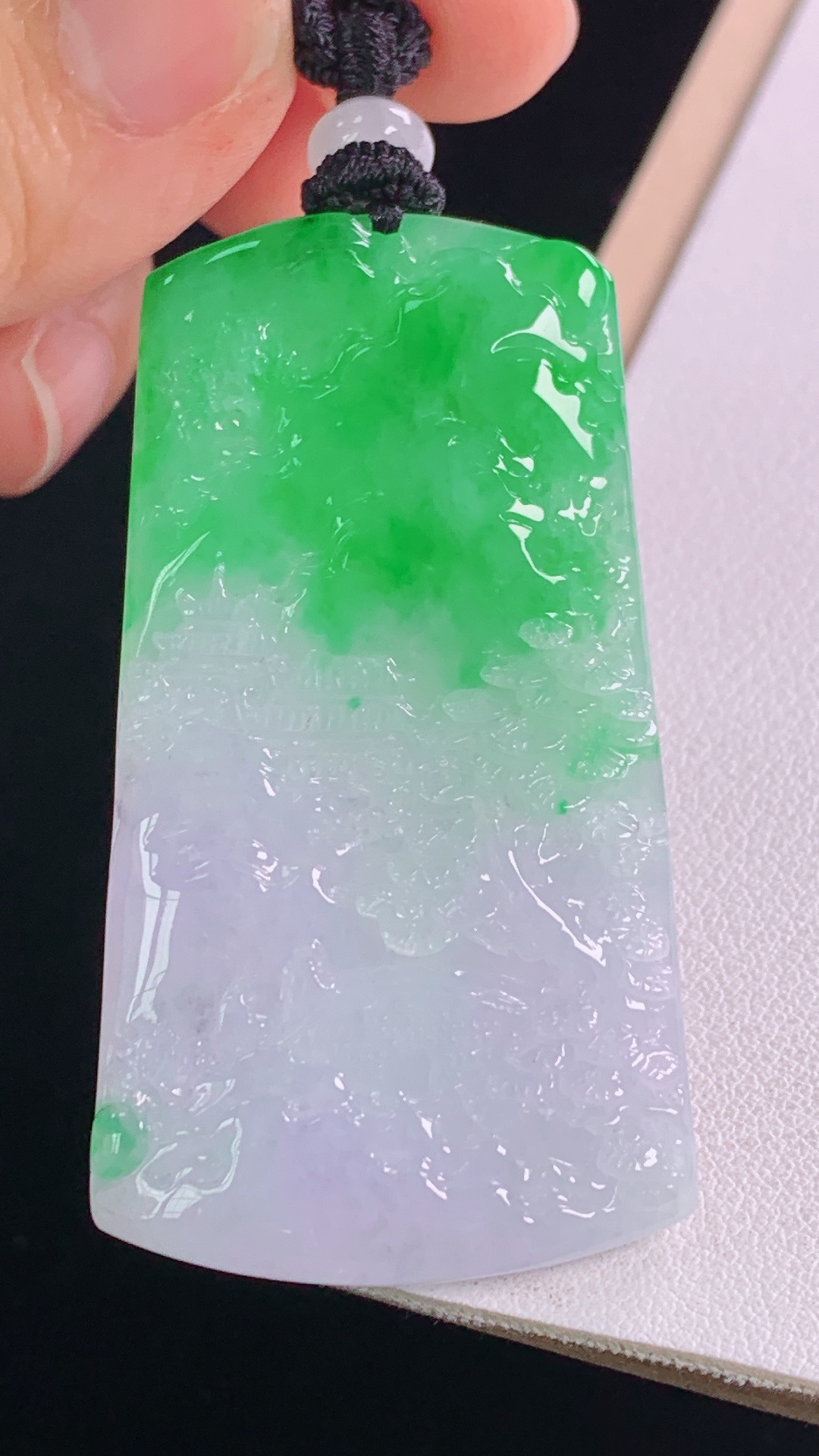 ️春彩山水牌，色彩丰富，雕工精湛，无裂，尺寸61.8/54.6/5.3mm，编号4