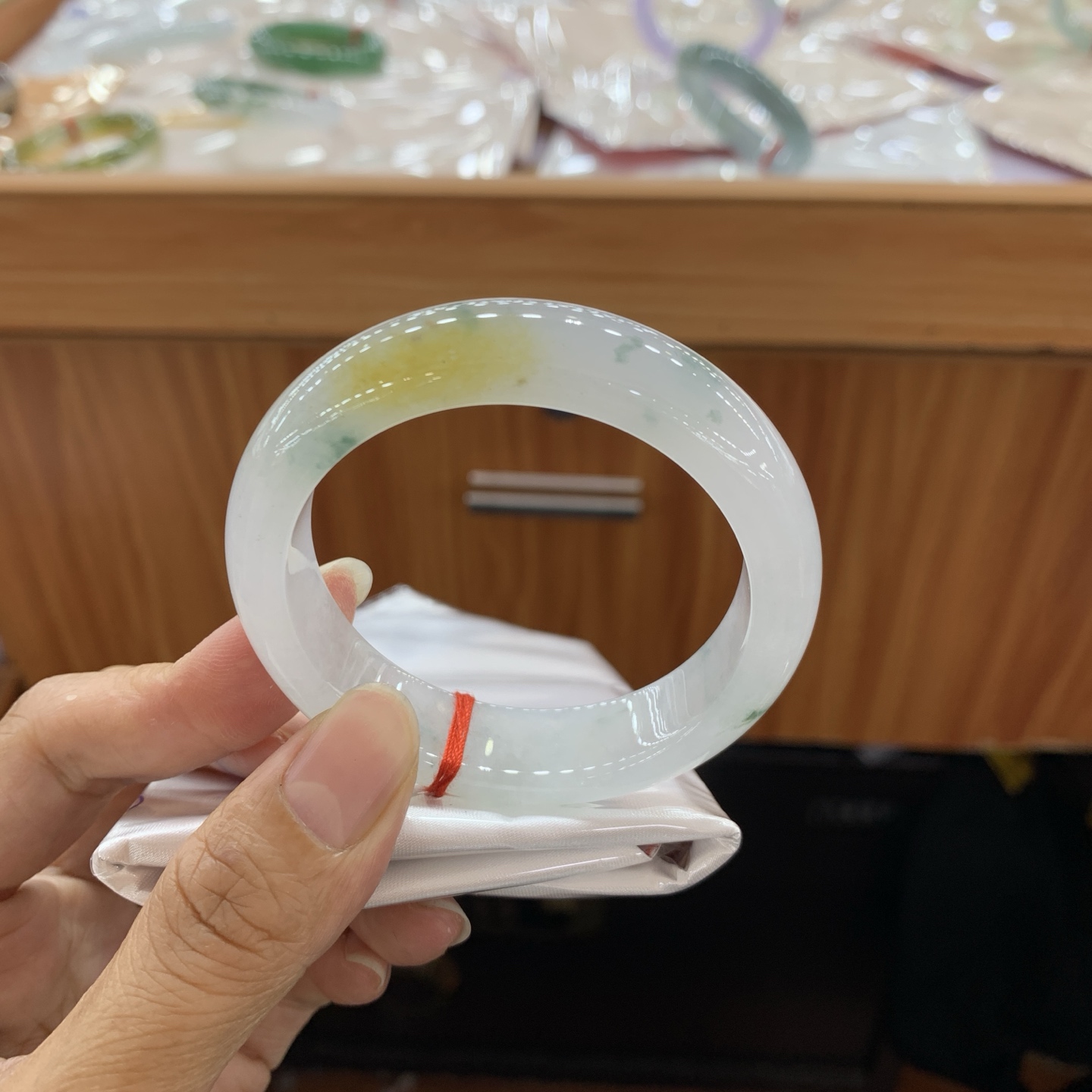 050636LJ，冰黄翡飘花正圈翡翠手镯，51.6/13.5/8.2
