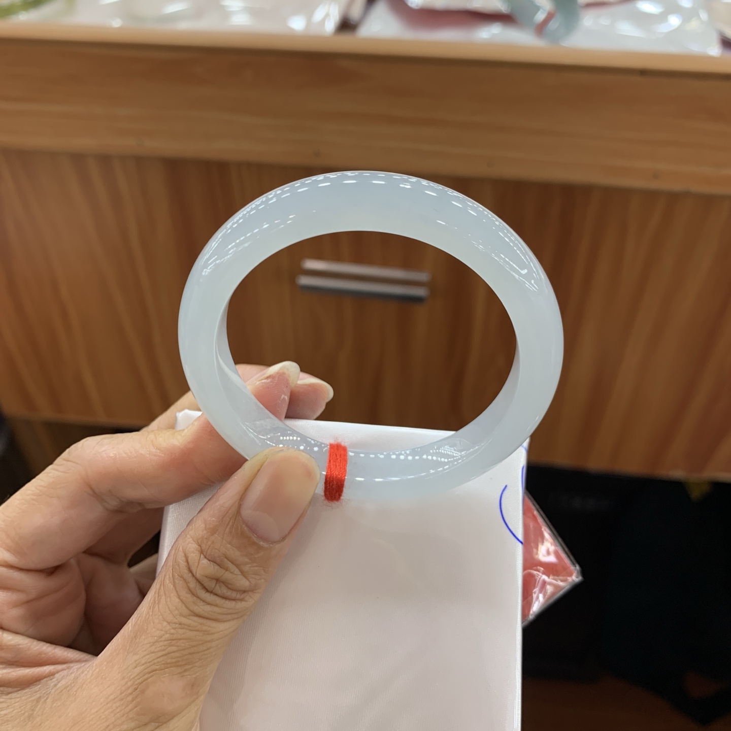 050618MMJ，冰蓝胶底正圈翡翠手镯，52.1-10.4-7.8