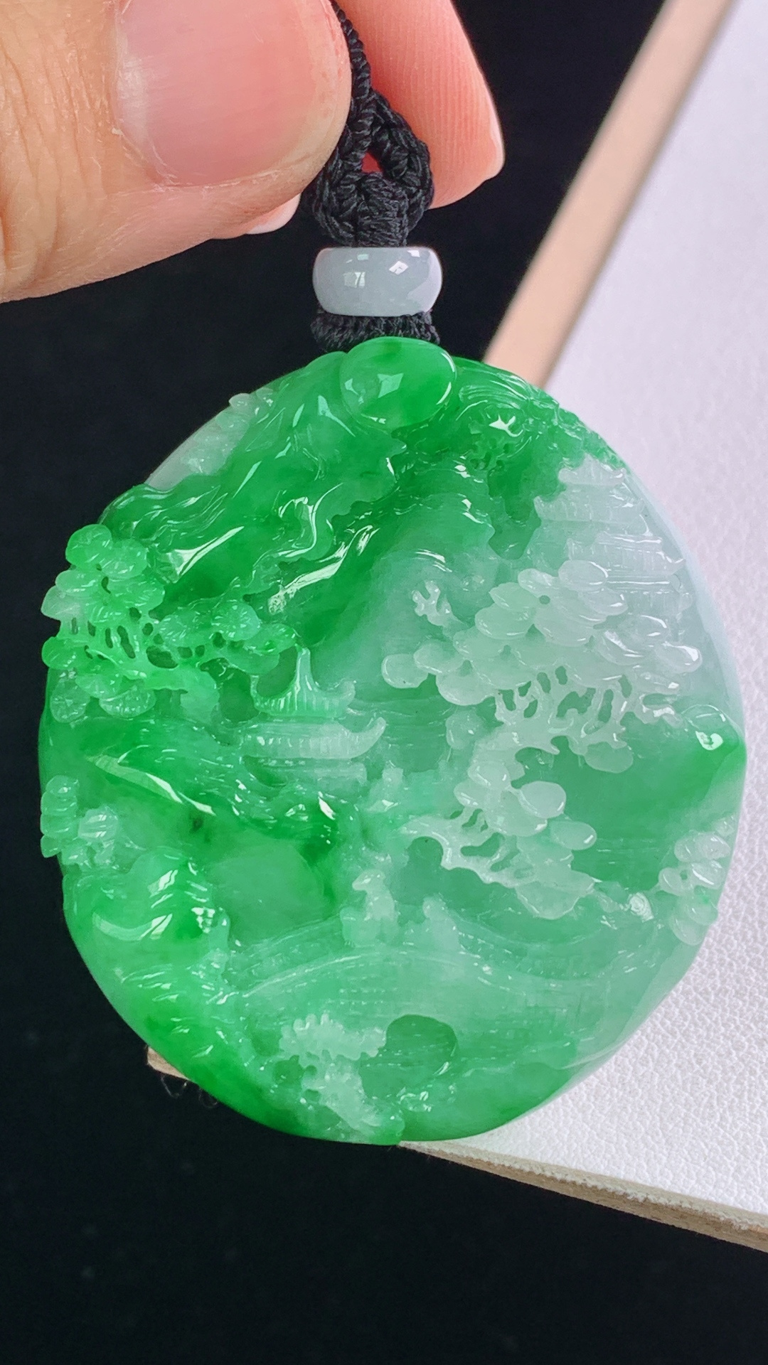 ️阳绿山水牌，色辣色艳，雕工精湛，无裂，尺寸51.7/46.5/10.7mm，编号4