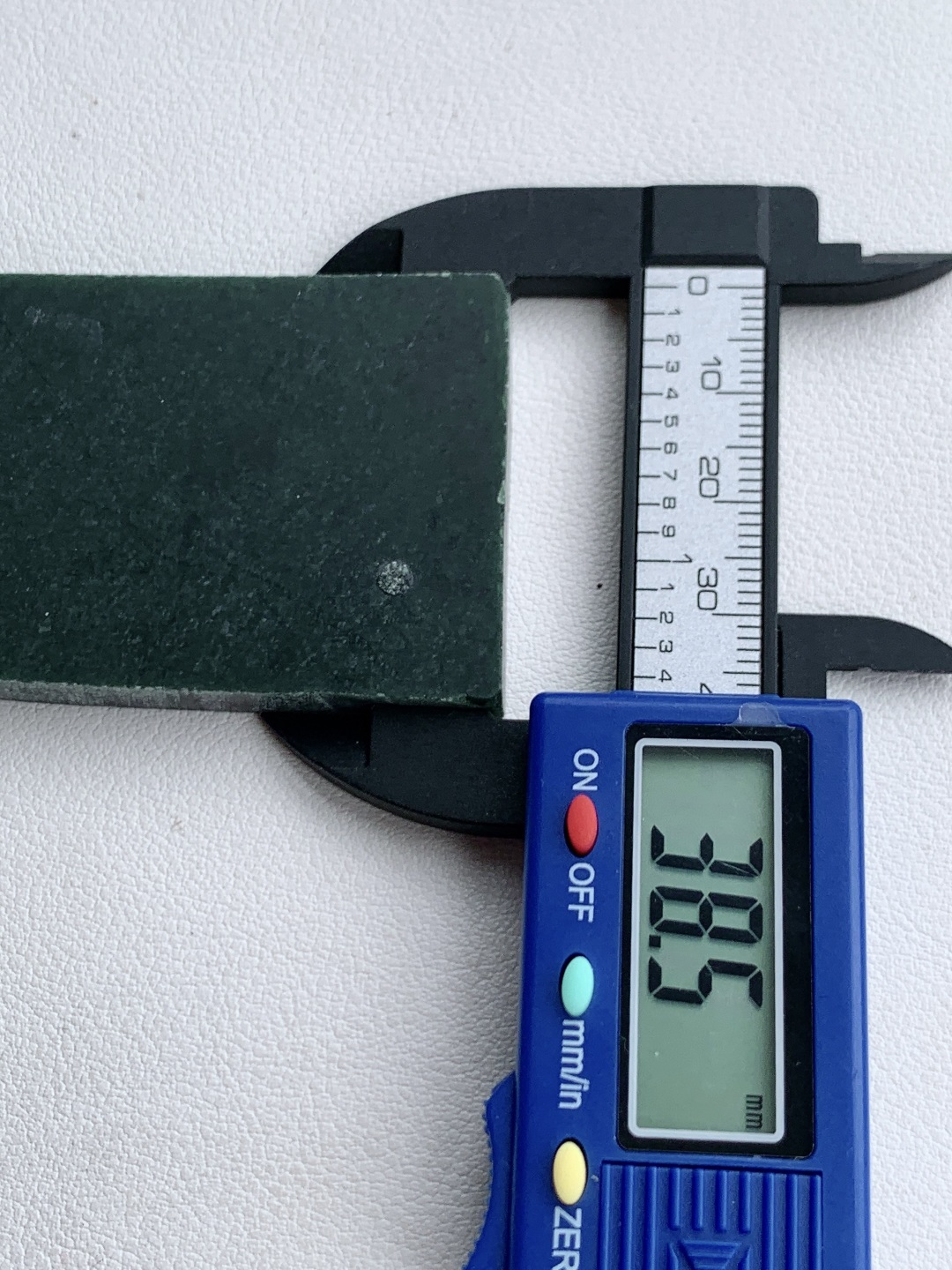 ️墨翠板料，可做牌子、人物、山水、动物、花件……等推荐参考，55.8/38.5/7，49.2克，墨色沉凝藏玉骨，翠华微露见初心。像未被惊扰的深海，表面是沉敛的墨，内里是翻涌的碧，每一寸肌理都藏着不为人知的温柔。板料质地致密，色泽均匀，打灯透绿鲜活，可塑人物、山水之形，让沉静的墨色成为承载意境的底色。