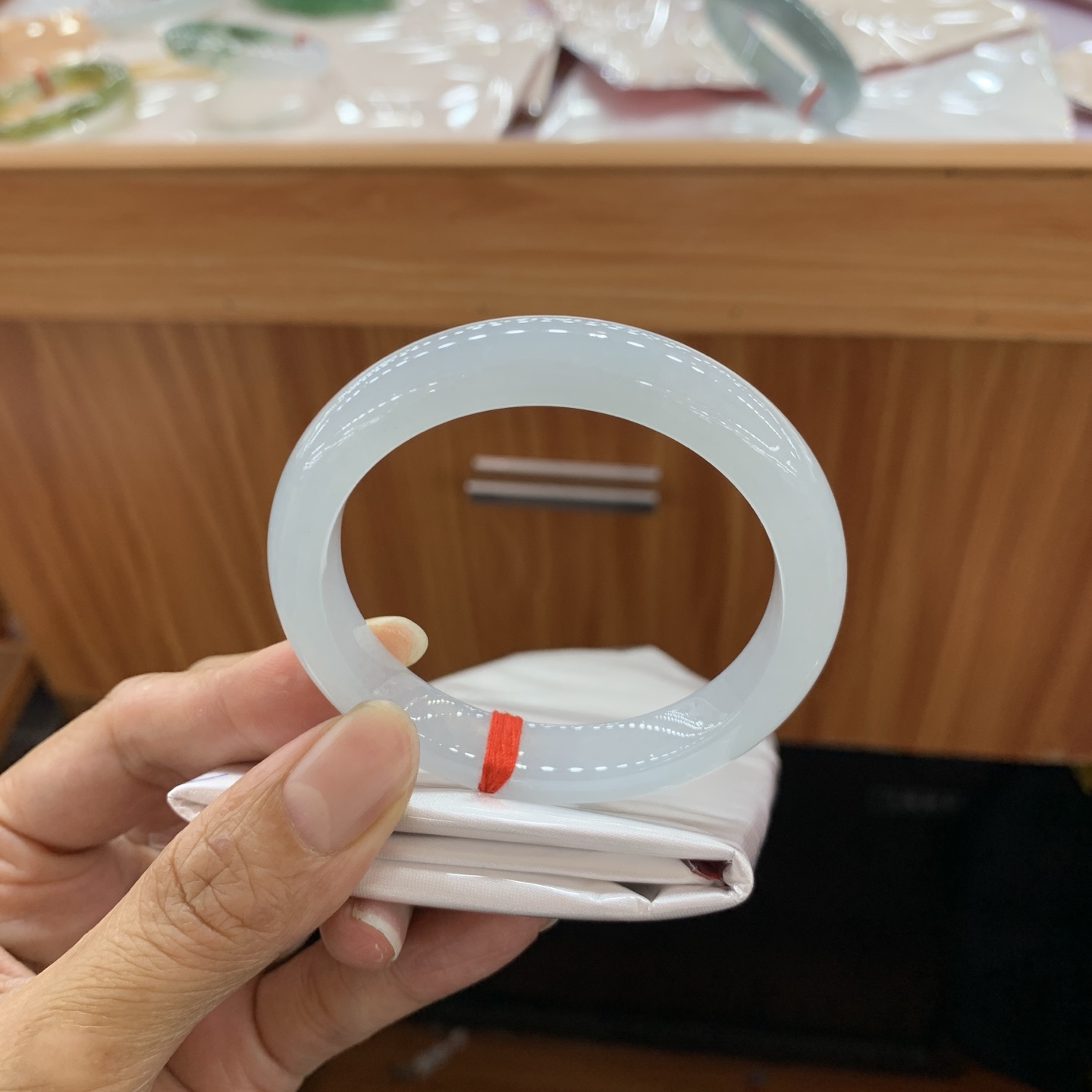 050618MMJ，冰蓝胶底正圈翡翠手镯，52.1-10.4-7.8