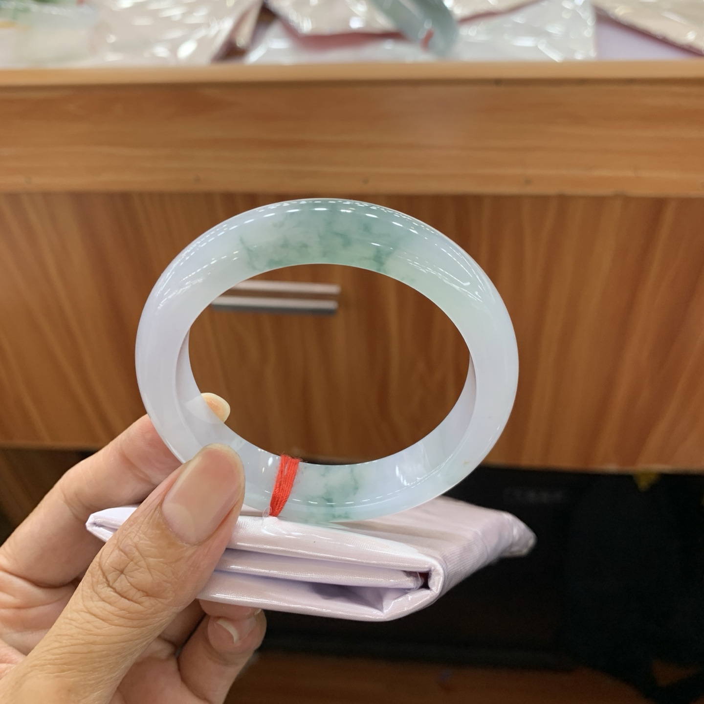 050624H，冰飘花正圈翡翠手镯，55.2-12.3-8.7