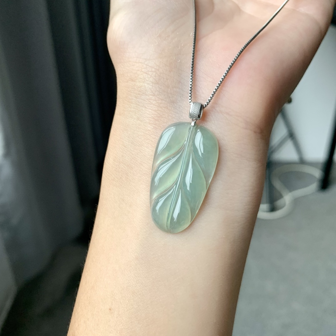 冰种叶子，色泽均匀，细腻优美，尺寸31.3/18/3.6，编号D8481BFD