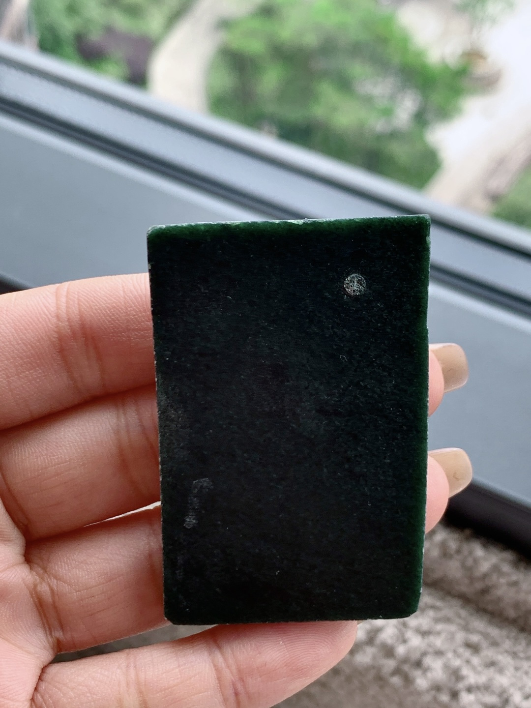 ️墨翠板料，可做牌子、人物、山水、动物、花件……等推荐参考，55.8/38.5/7，49.2克，墨色沉凝藏玉骨，翠华微露见初心。像未被惊扰的深海，表面是沉敛的墨，内里是翻涌的碧，每一寸肌理都藏着不为人知的温柔。板料质地致密，色泽均匀，打灯透绿鲜活，可塑人物、山水之形，让沉静的墨色成为承载意境的底色。