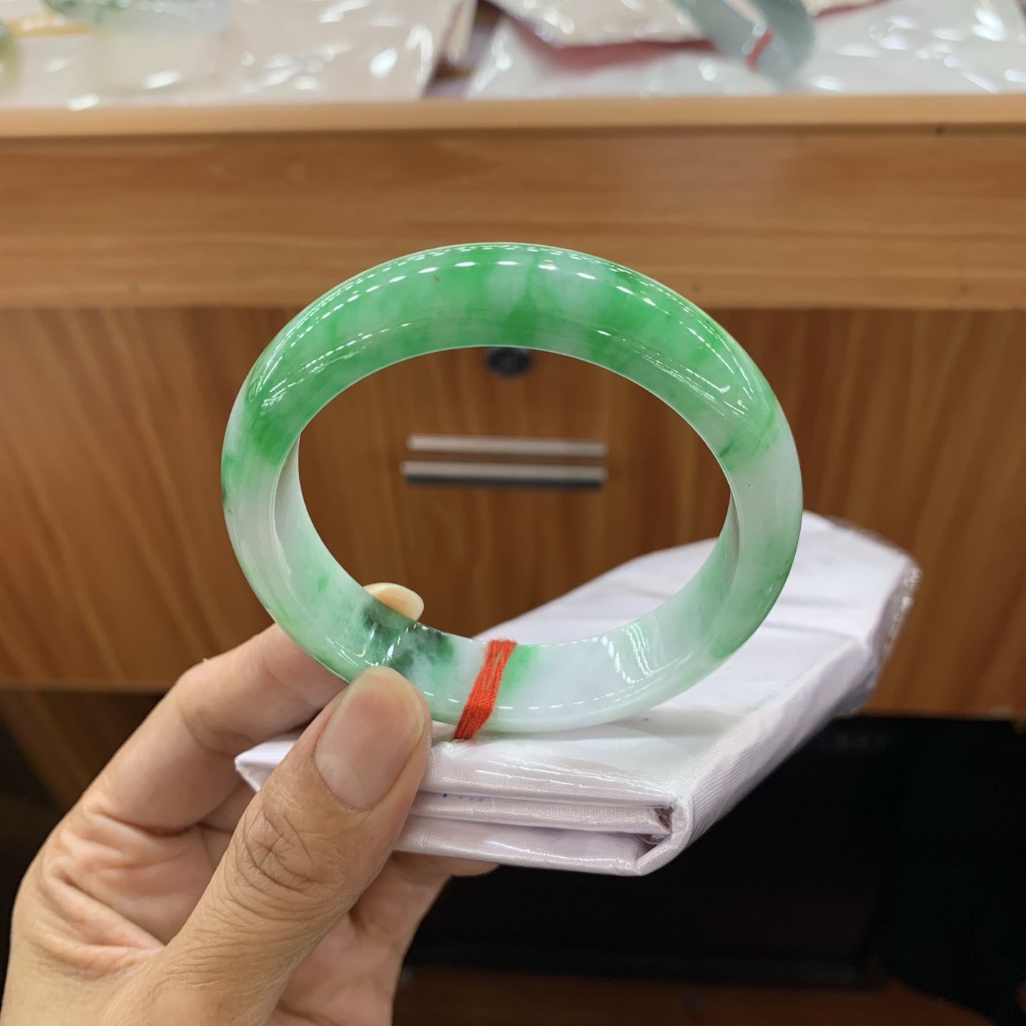 050629HT，飘绿正圈翡翠手镯，56.2-14.1-8.4
