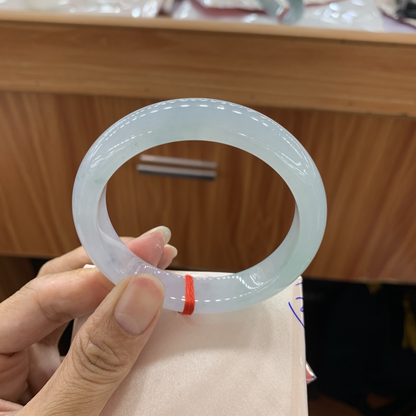 050625MMJ，冰绿底正圈翡翠手镯，55.2-12.4-8