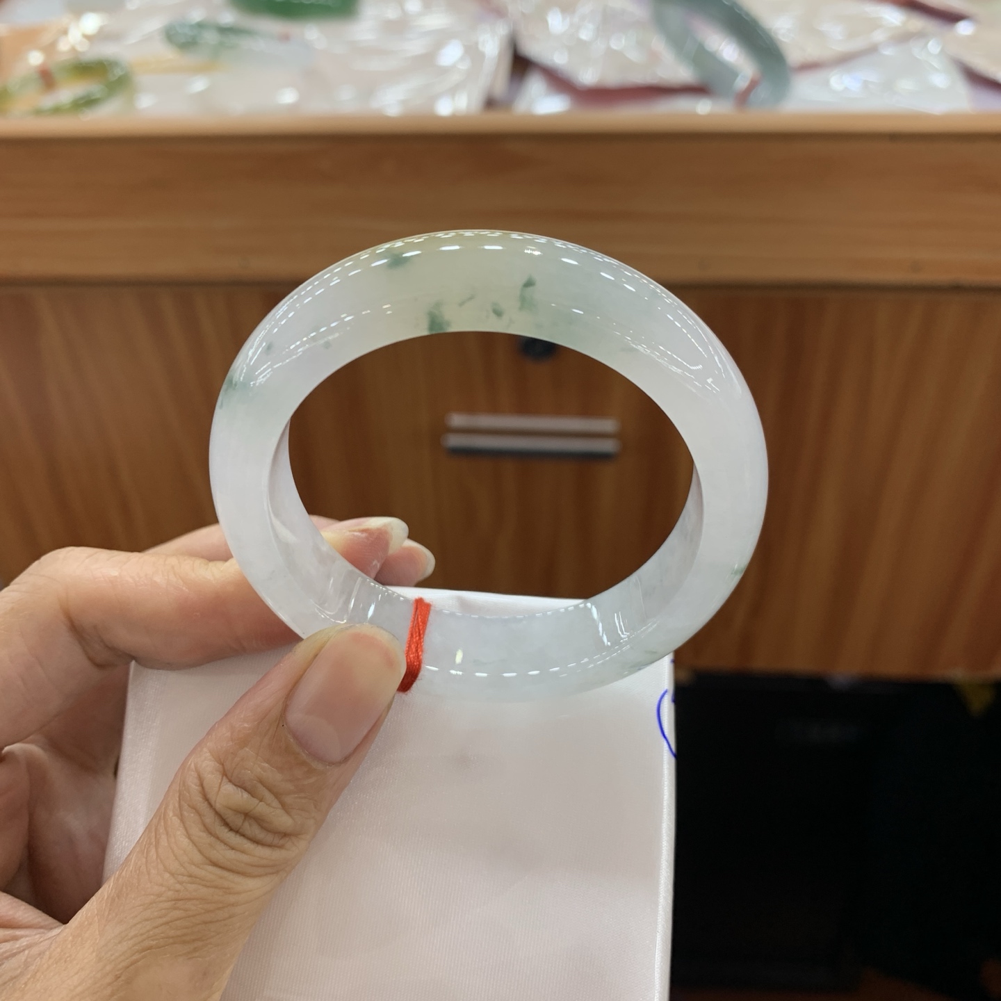 050636LJ，冰黄翡飘花正圈翡翠手镯，51.6/13.5/8.2