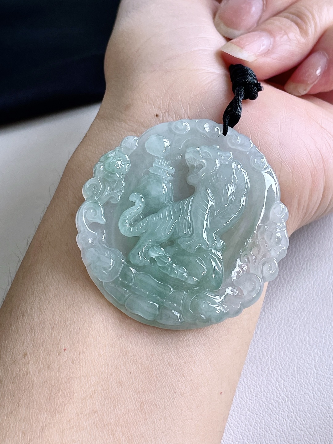 冰晴水生肖虎上山虎牌吊坠，缅甸，无裂，性比高，尺寸52.8/48.4/5.6，重量23.4克