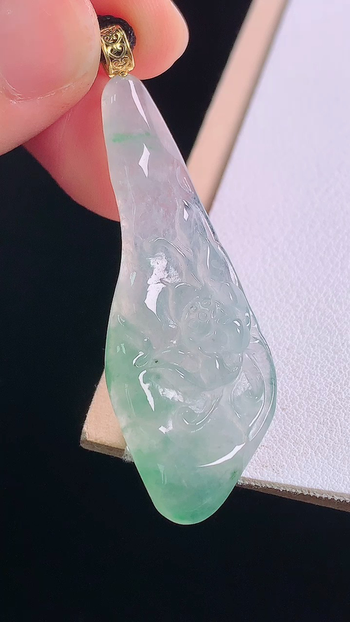18K冰飘绿莲年有鱼吊坠，一刀切，无裂，尺寸:54.3-48.1-18.0-5.7mm 4