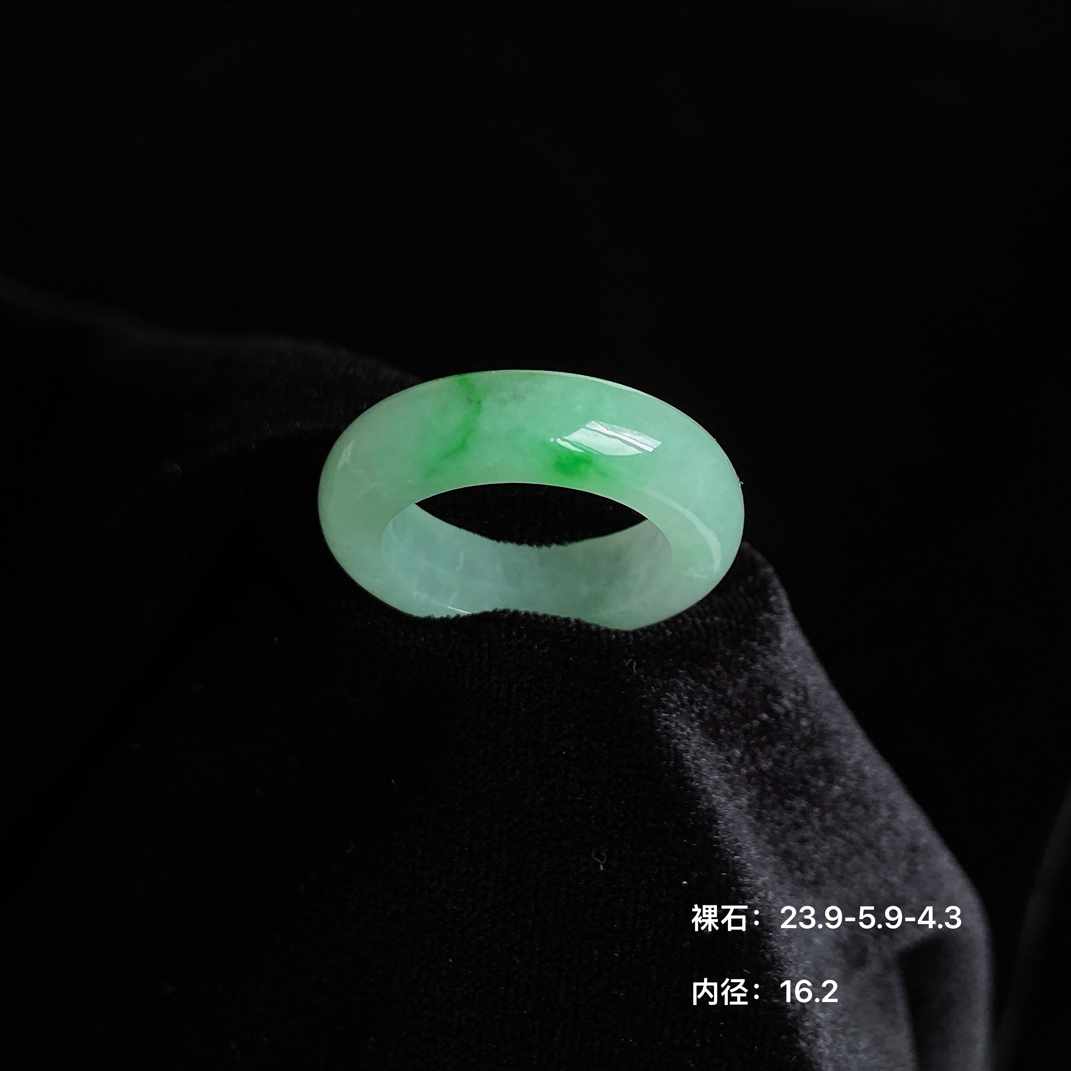 冰飘色戒圈 冰底质感，意境飘绿，清透又细腻 春夏戴超显气质，还带点清凉感～ 尺寸如图一  实物更