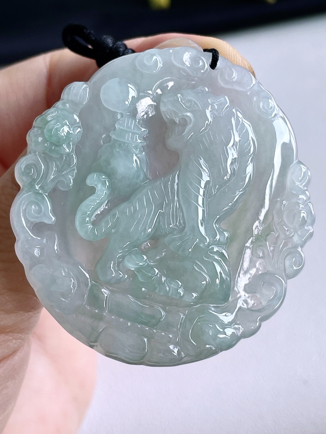 冰晴水生肖虎上山虎牌吊坠，缅甸，无裂，性比高，尺寸52.8/48.4/5.6，重量23.4克